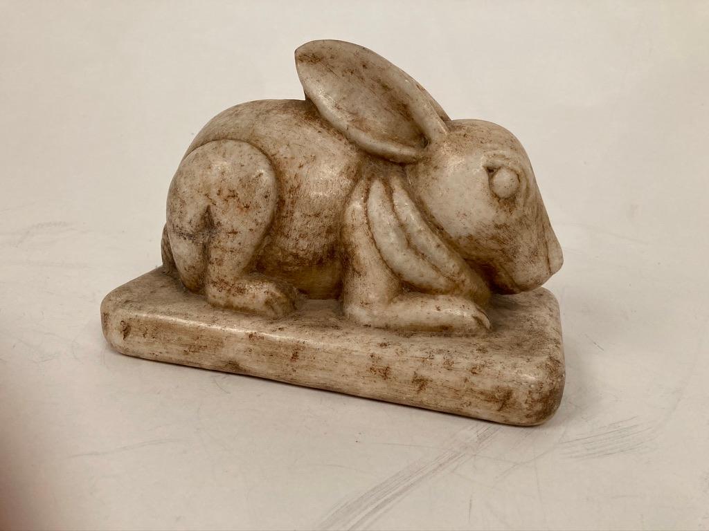 Anglo-indische geschnitzte Marmorfigur eines Kaninchens – 2023 ist das Jahr des Kaninchens! im Angebot 3
