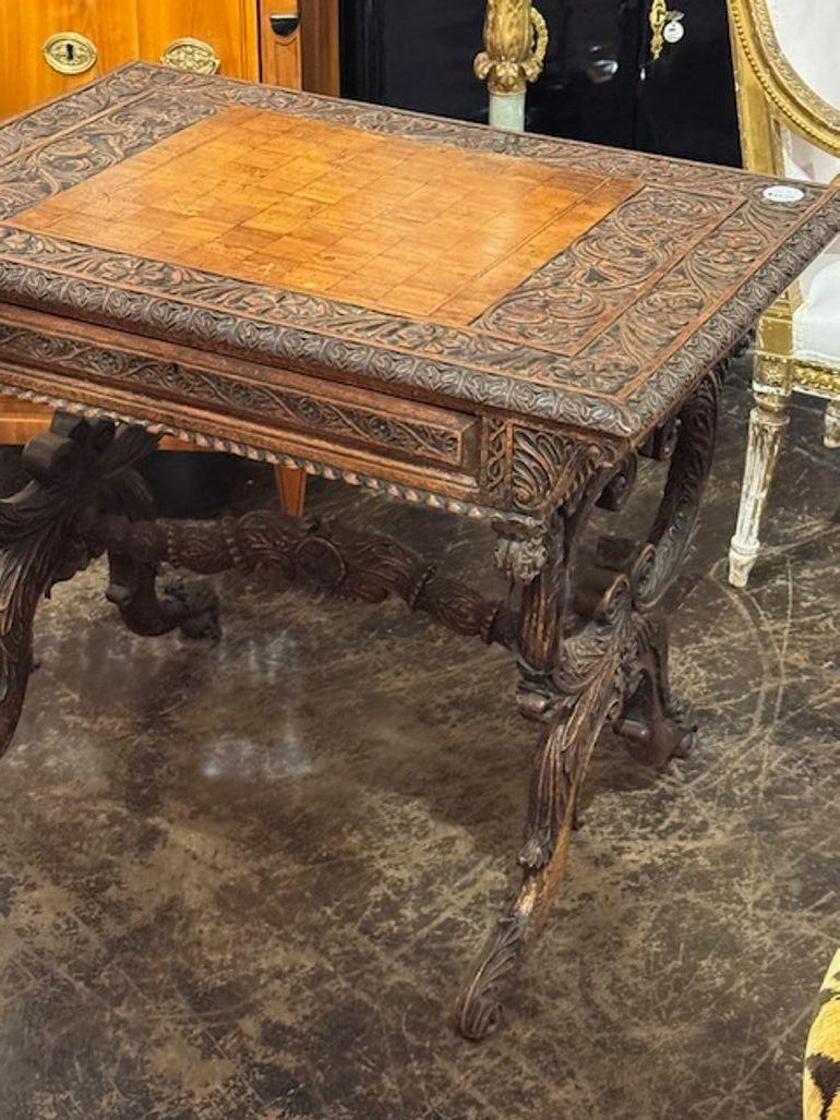 Table à écrire à un tiroir en chêne lourdement sculpté, de style anglo-indien, datant du 19e siècle. Circa 1880. Une touche classique et intemporelle pour un intérieur raffiné. 34 L x 23 P x 27,5 H
