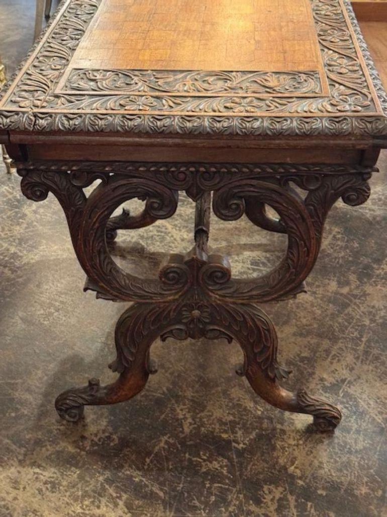 XIXe siècle Table à écrire anglo-indienne en chêne sculpté en vente