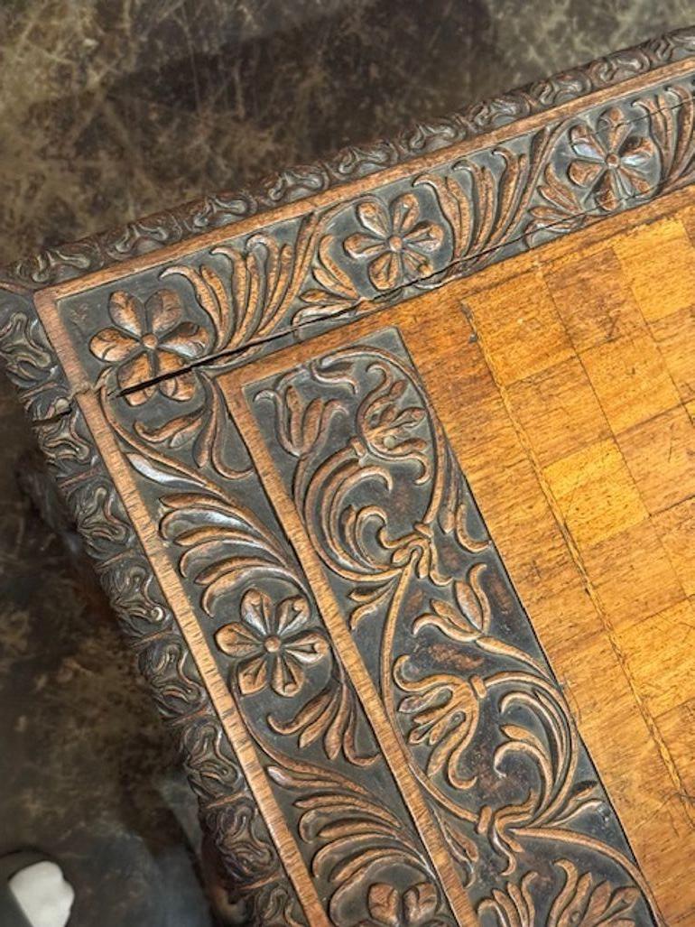Chêne Table à écrire anglo-indienne en chêne sculpté en vente