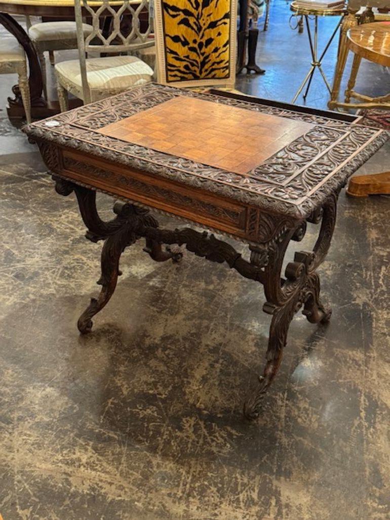 Table à écrire anglo-indienne en chêne sculpté en vente 1
