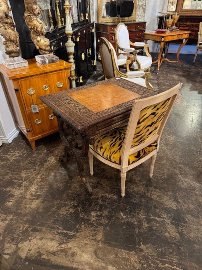 Table à écrire anglo-indienne en chêne sculpté en vente 3