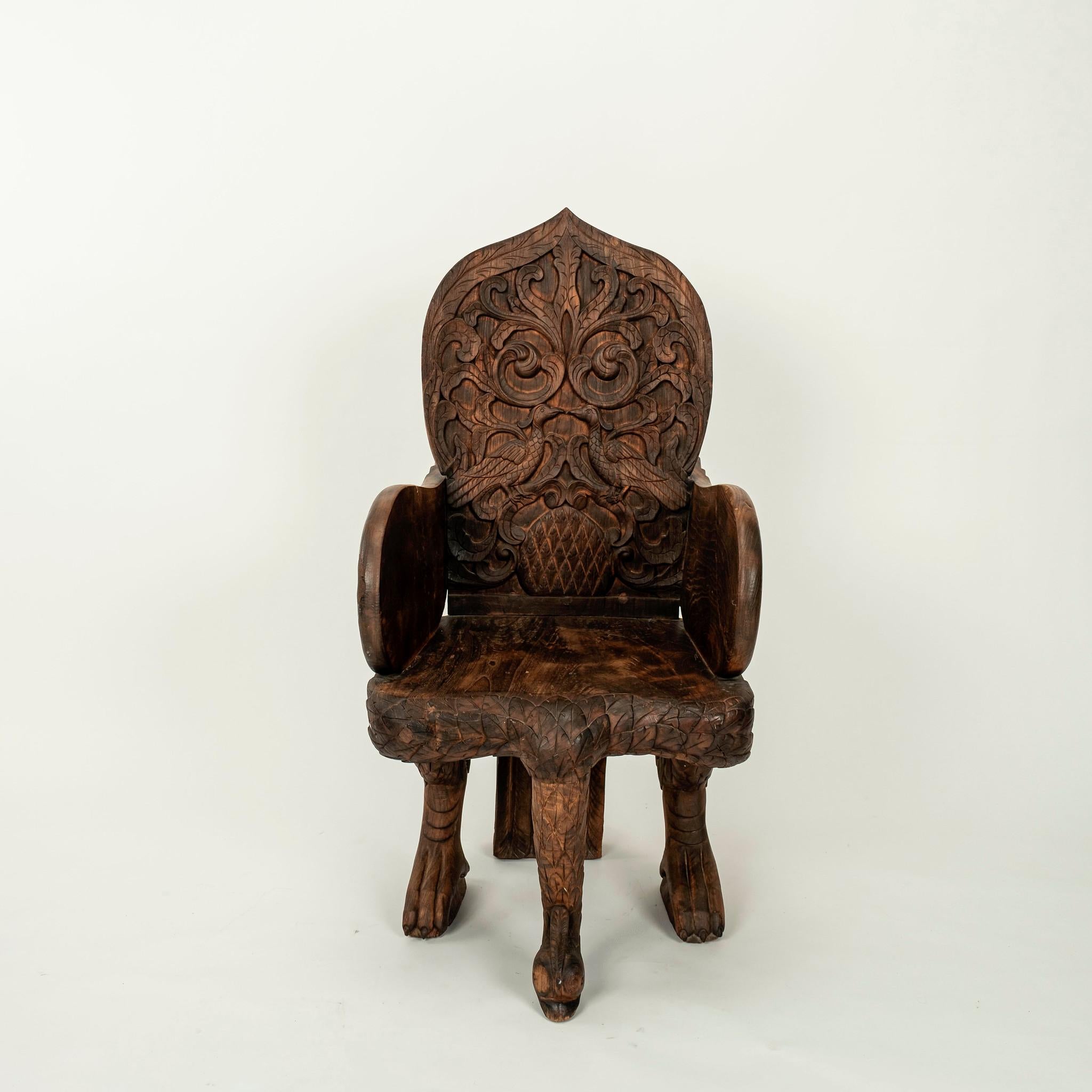 Chaise paon sculptée à la main, milieu du 20e siècle.