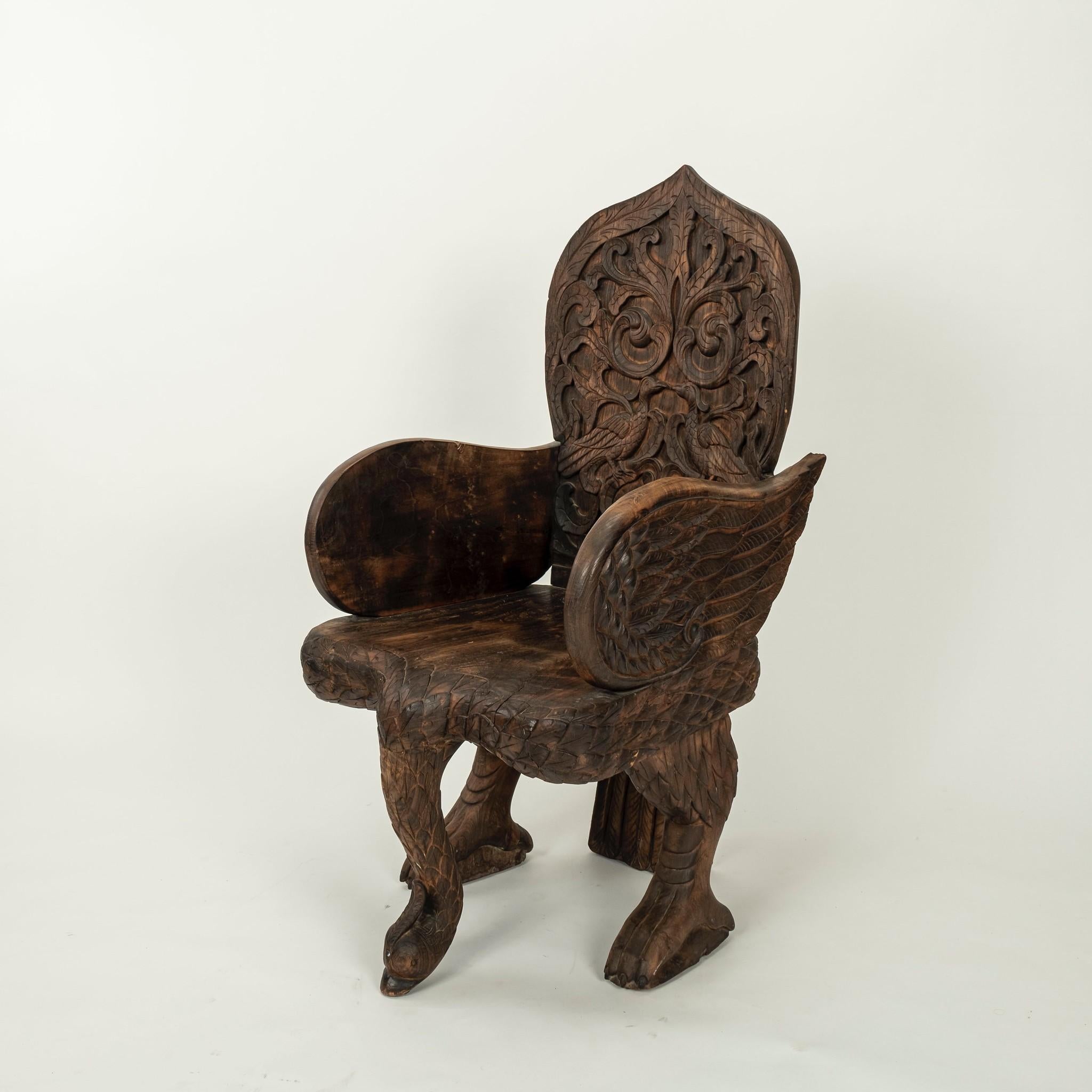 Mouvement esthétique Chaise paon sculptée anglo-indienne en vente