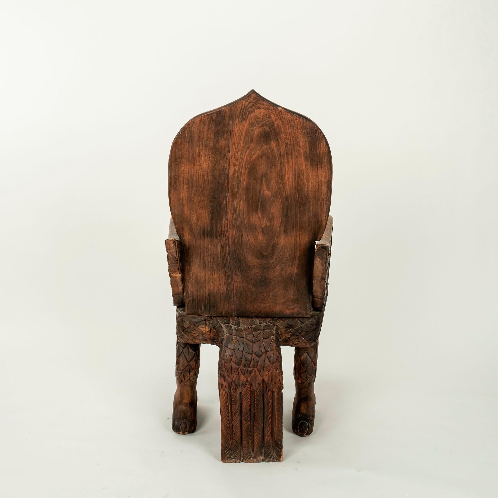 Sculpté à la main Chaise paon sculptée anglo-indienne en vente
