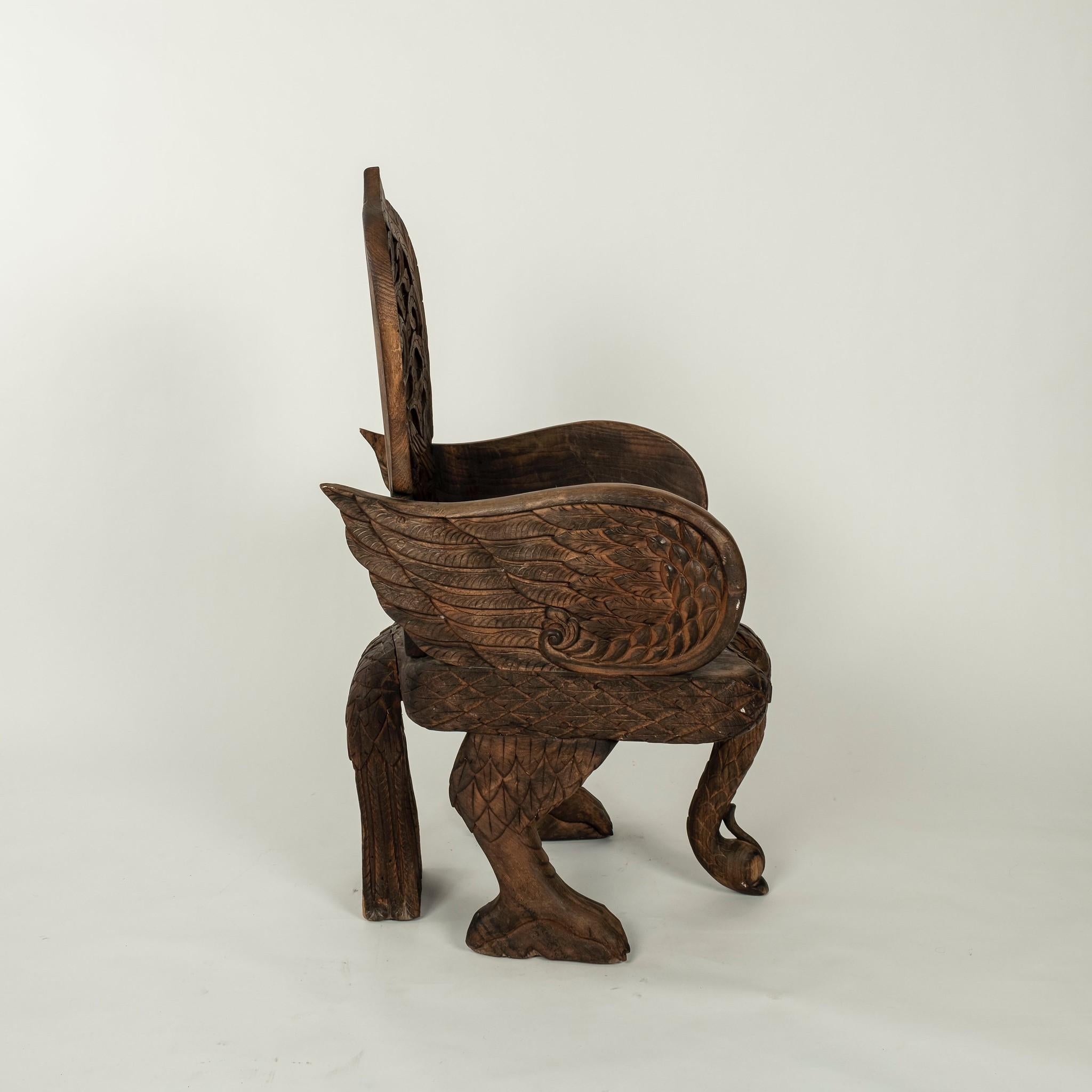 Chaise paon sculptée anglo-indienne Bon état - En vente à Houston, TX