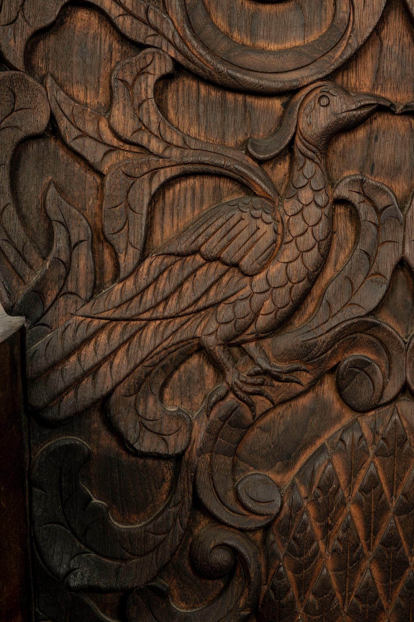 Bois Chaise paon sculptée anglo-indienne en vente