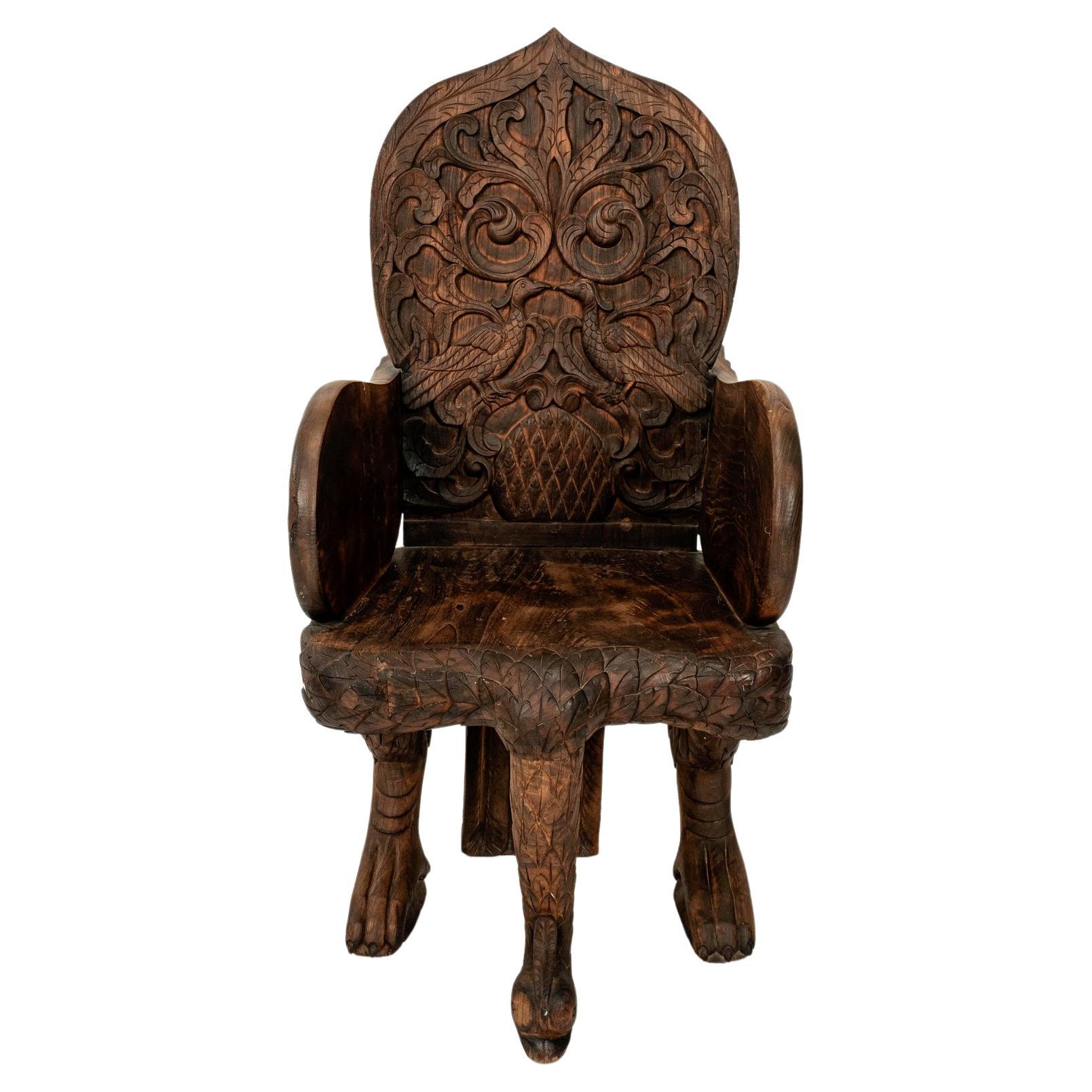 Chaise paon sculptée anglo-indienne en vente