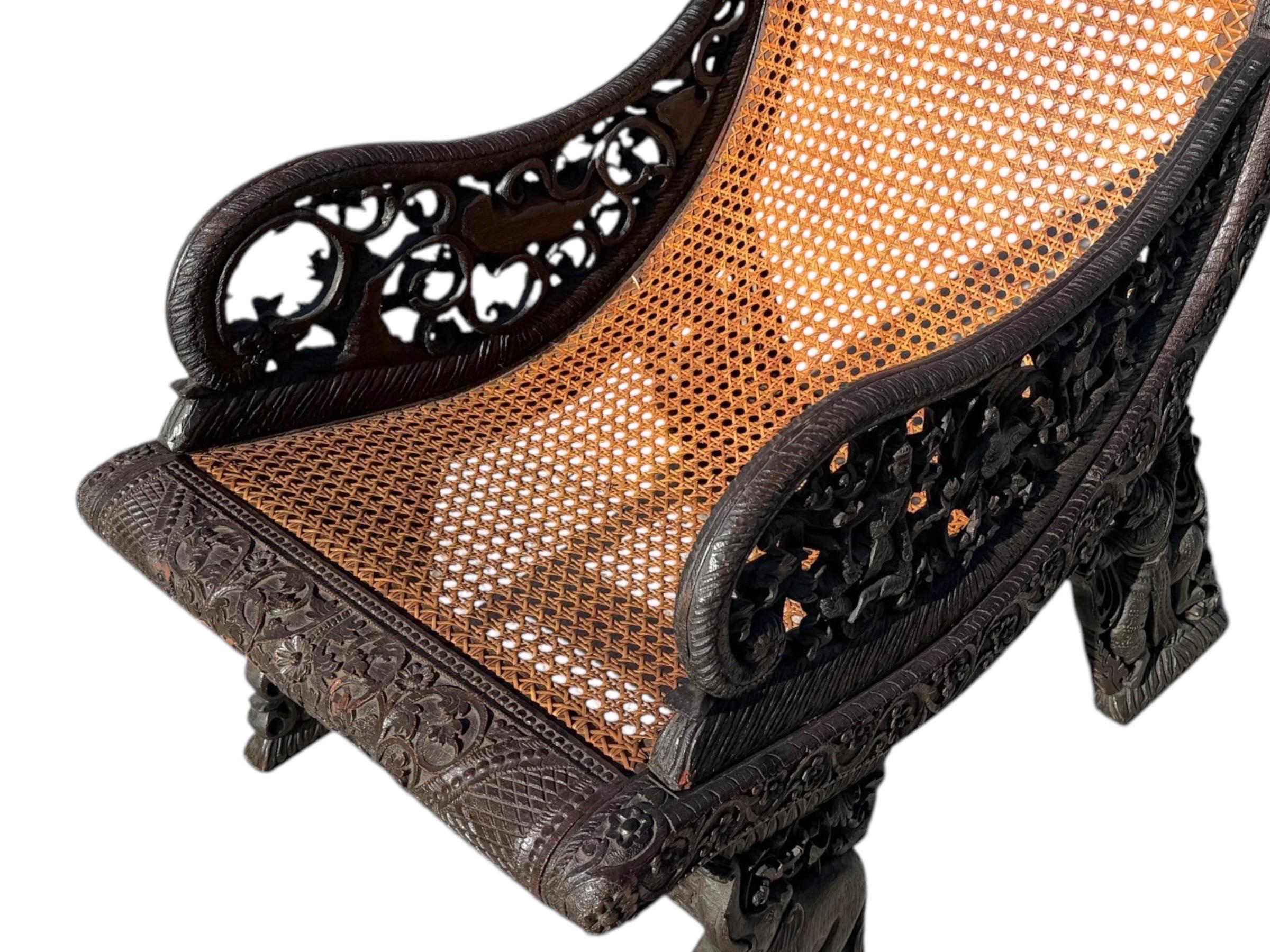 Paire de fauteuils inclinables sculptés anglo-indiens en vente 4