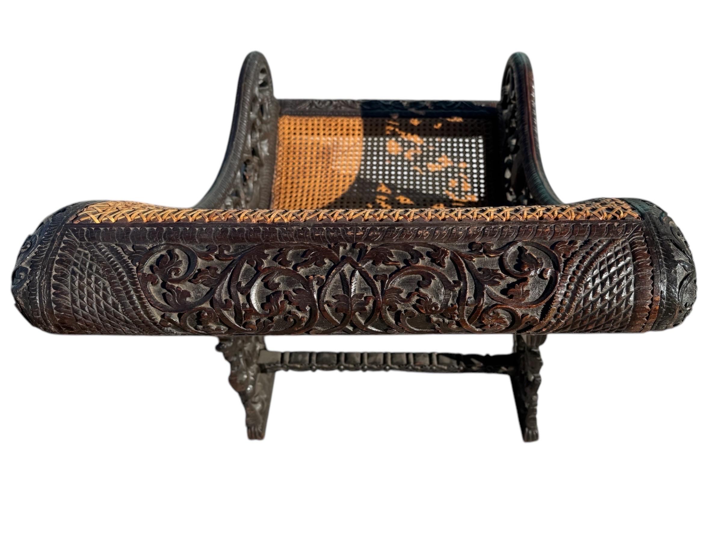Paire de fauteuils inclinables sculptés anglo-indiens en vente 5