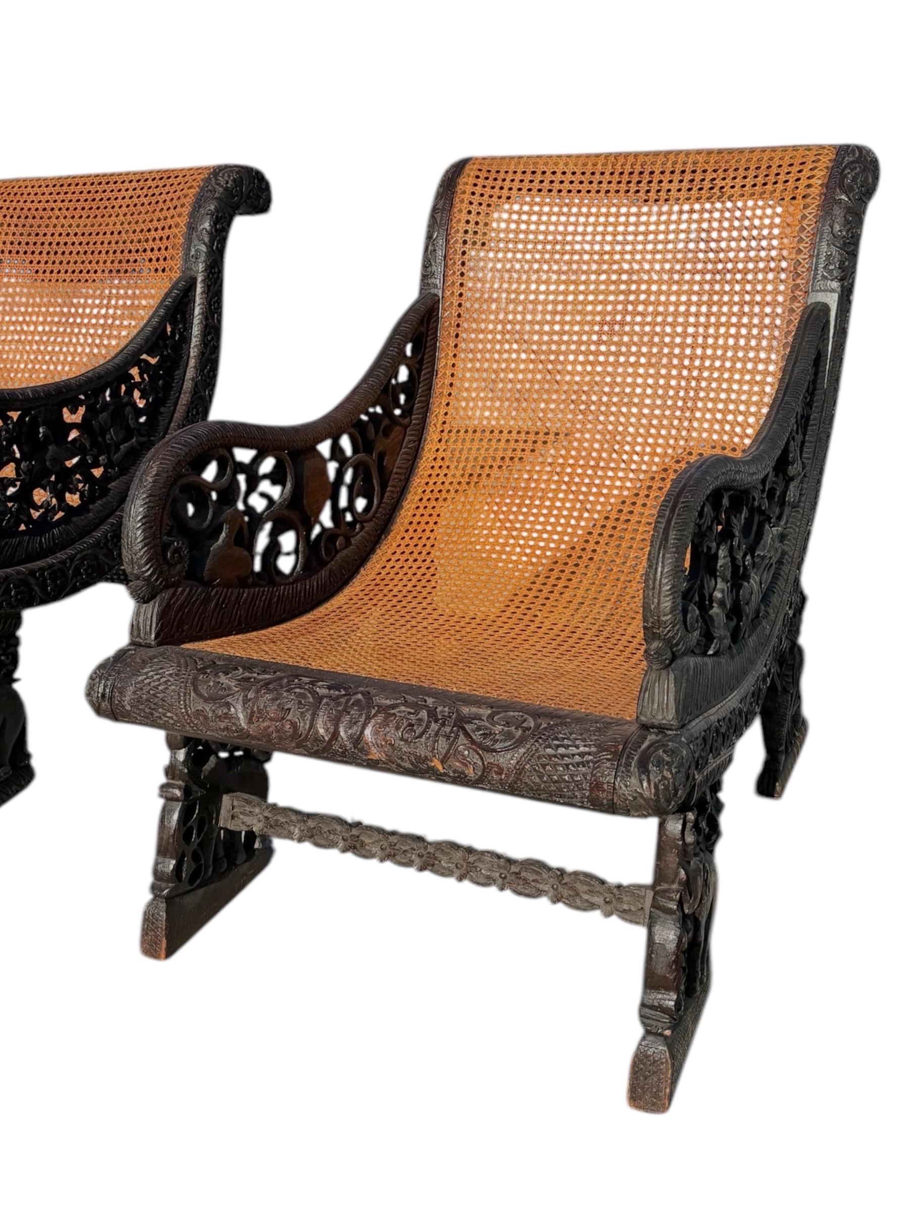 Birman Paire de fauteuils inclinables sculptés anglo-indiens en vente