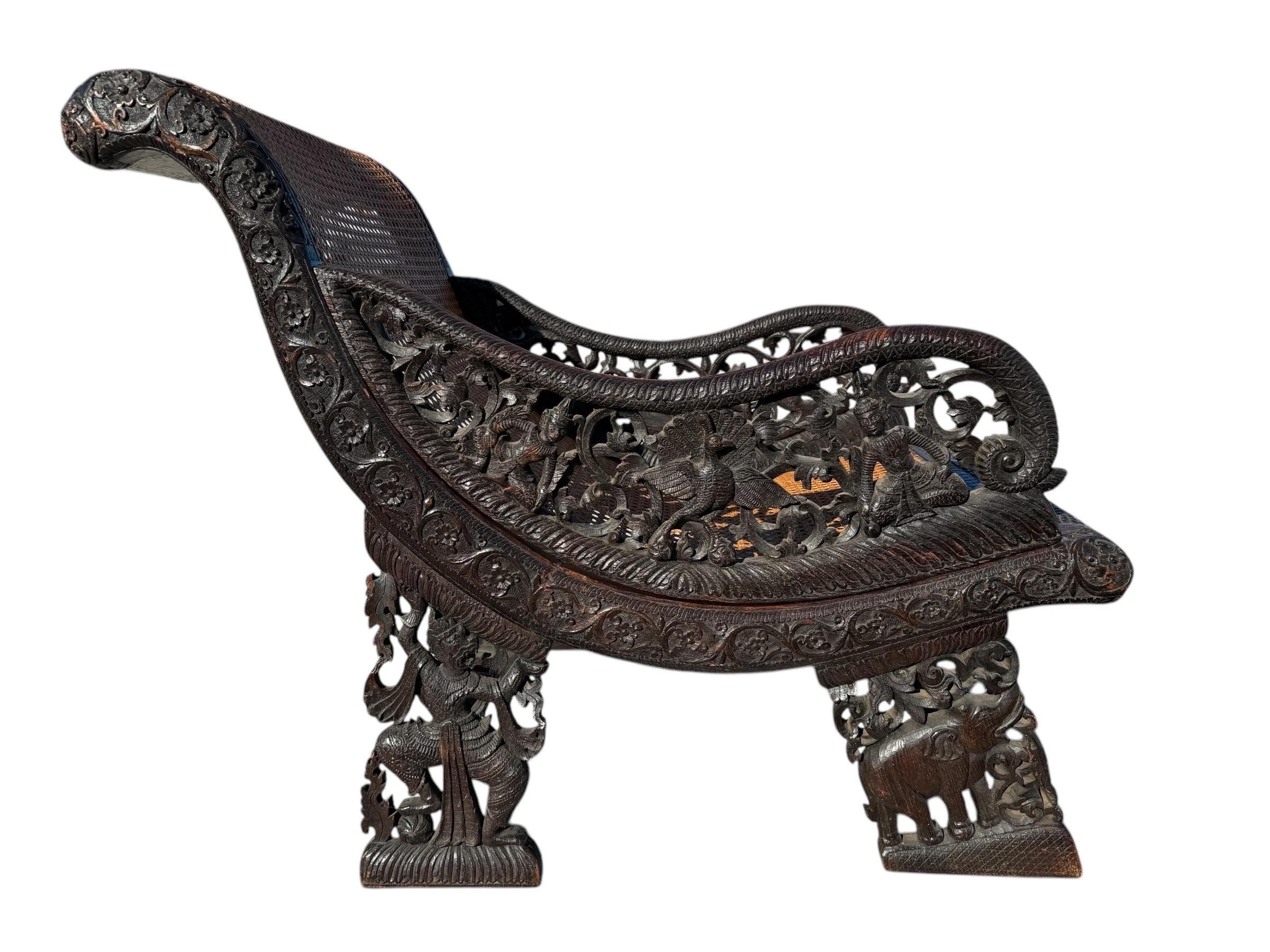 Début du XIXe siècle Paire de fauteuils inclinables sculptés anglo-indiens en vente