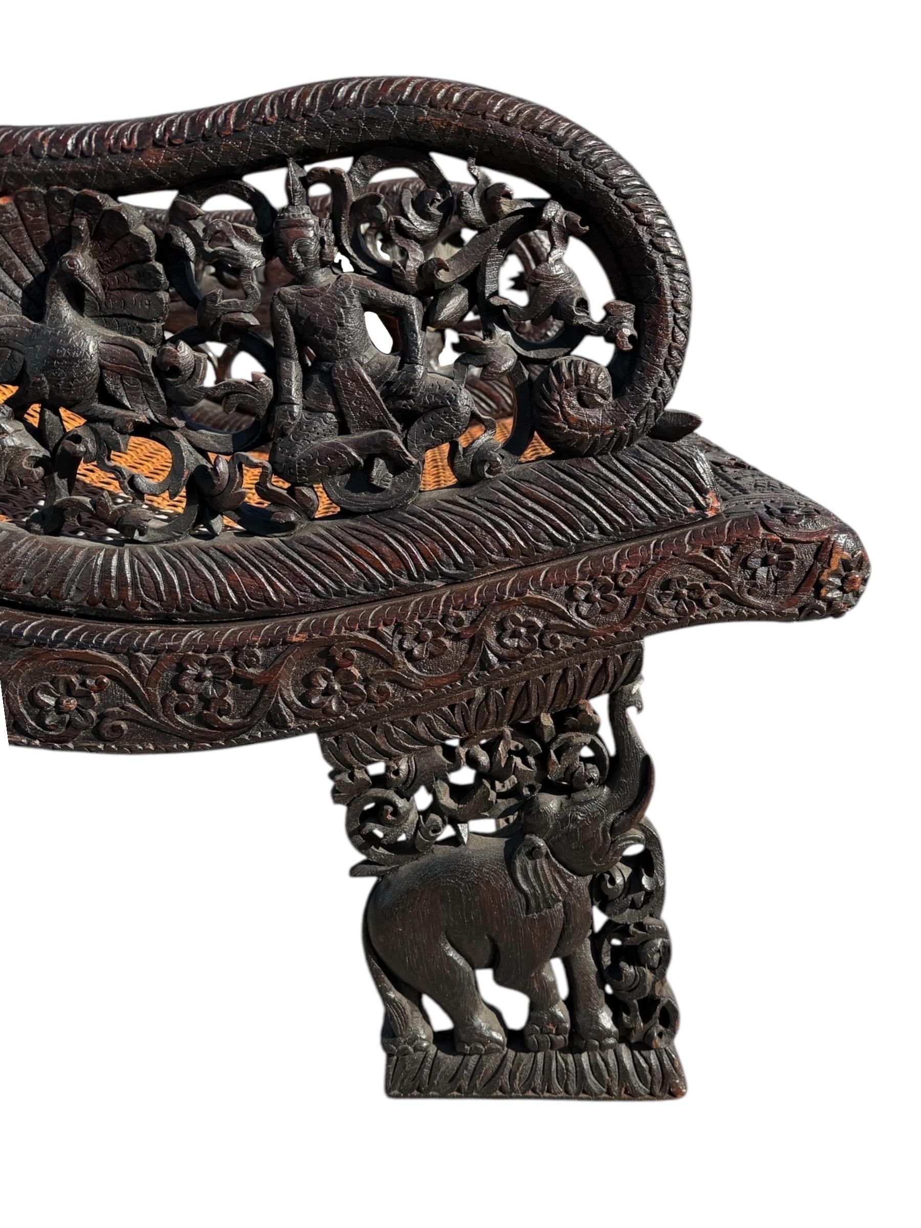 Canne Paire de fauteuils inclinables sculptés anglo-indiens en vente