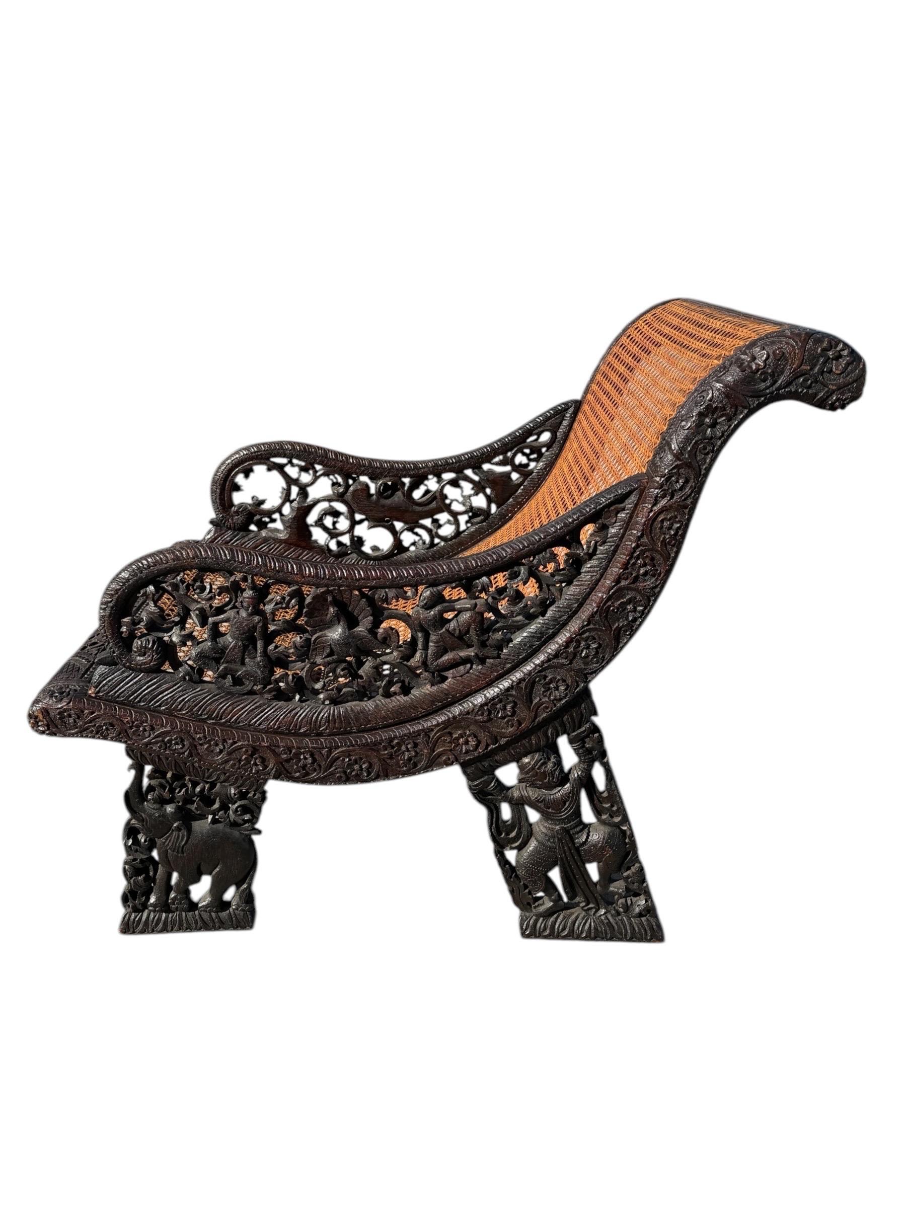 Paire de fauteuils inclinables sculptés anglo-indiens en vente 1