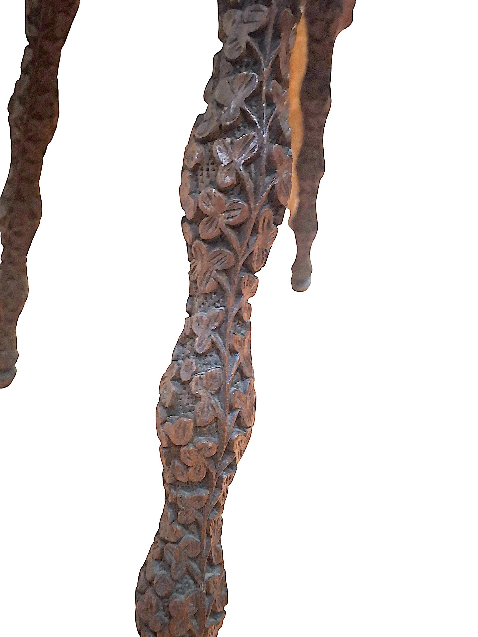 Anglo-indien Table d'appoint anglo-indienne en palissandre sculpté en vente