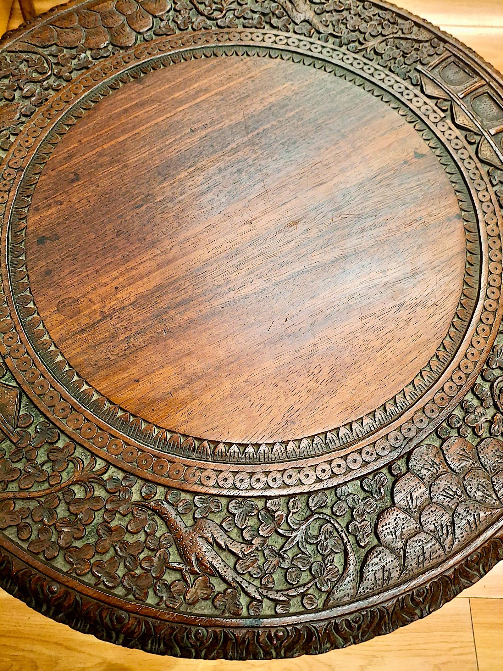 Sculpté à la main Table d'appoint anglo-indienne en palissandre sculpté en vente