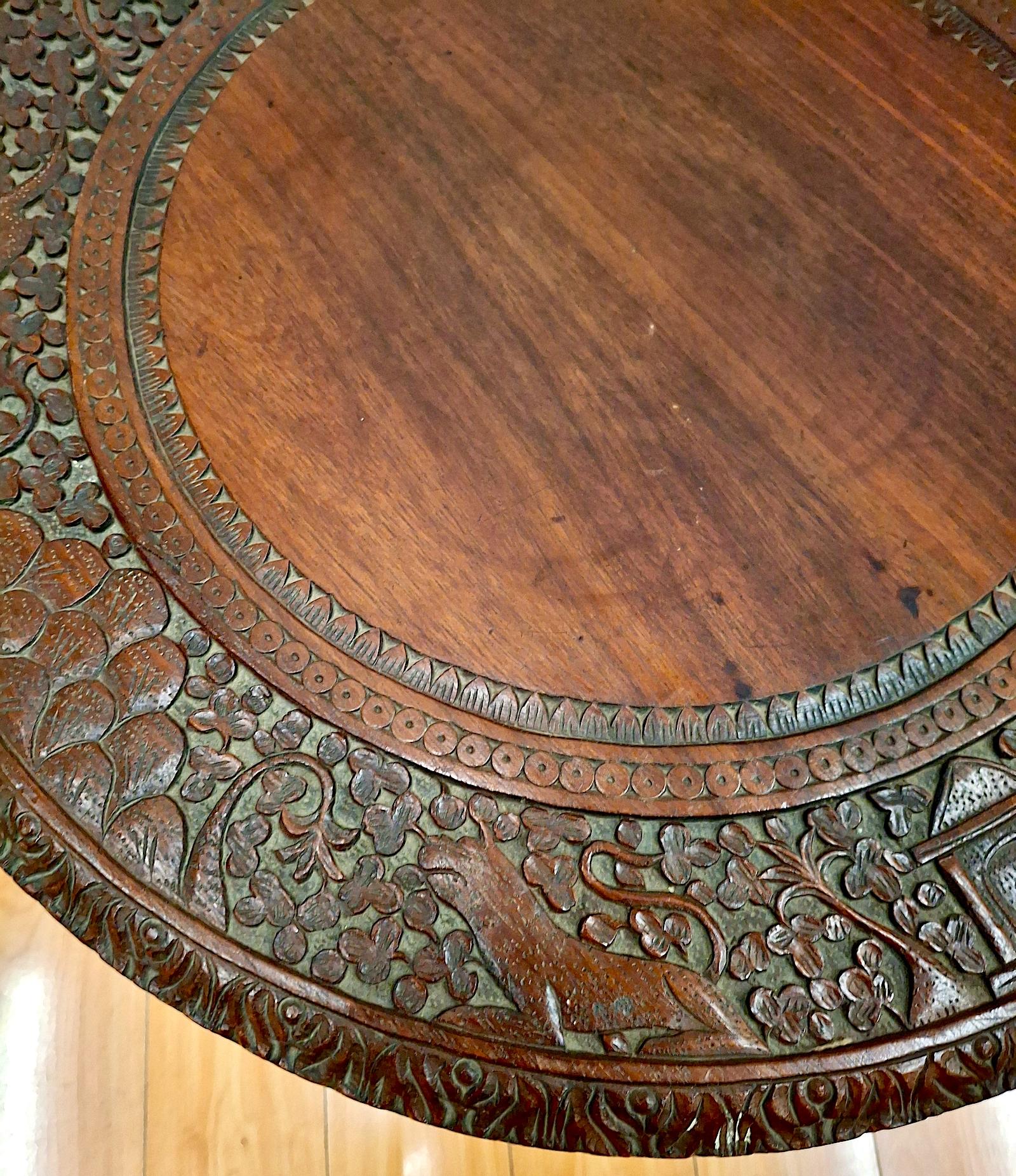 Table d'appoint anglo-indienne en palissandre sculpté Bon état - En vente à San Francisco, CA