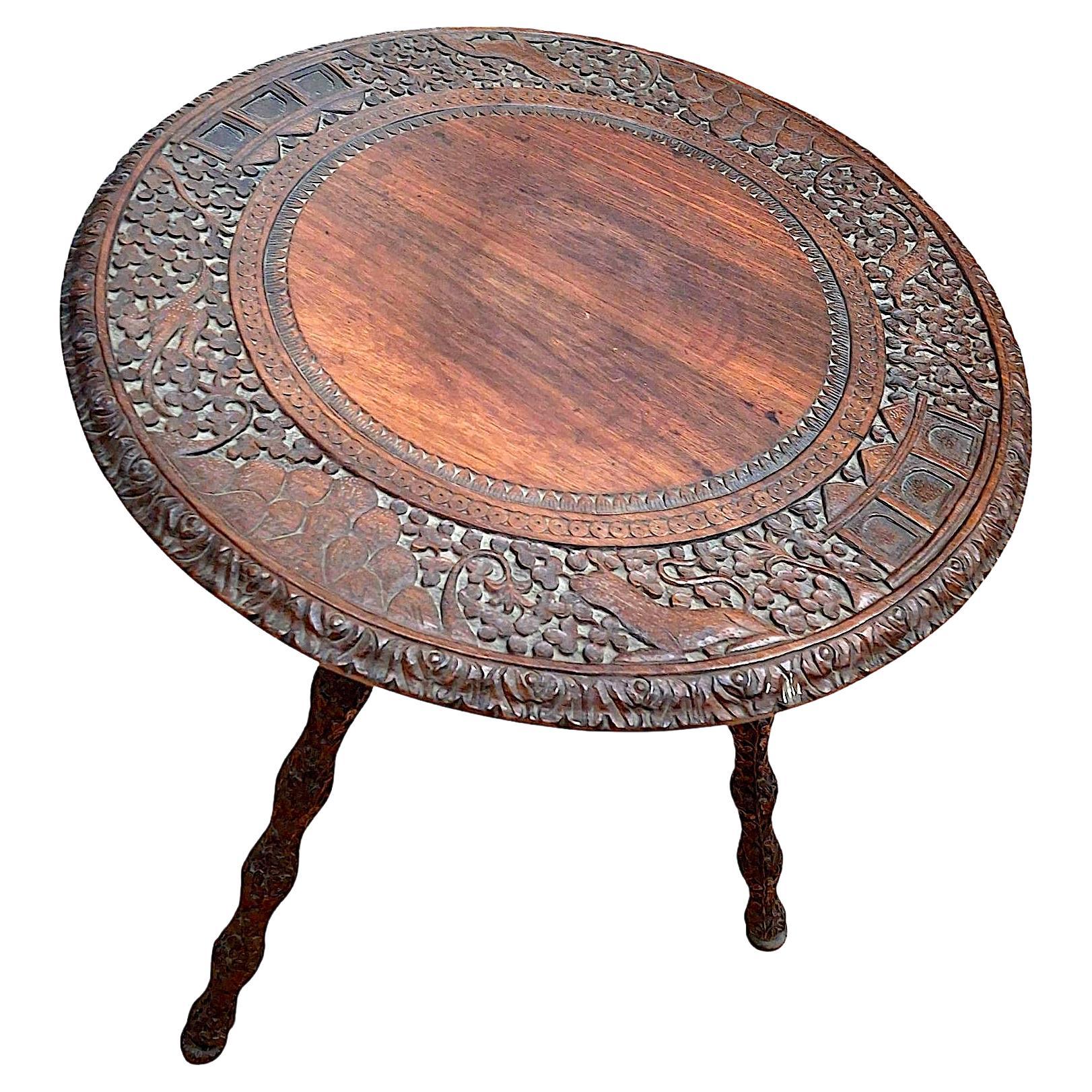 Table d'appoint anglo-indienne en palissandre sculpté en vente
