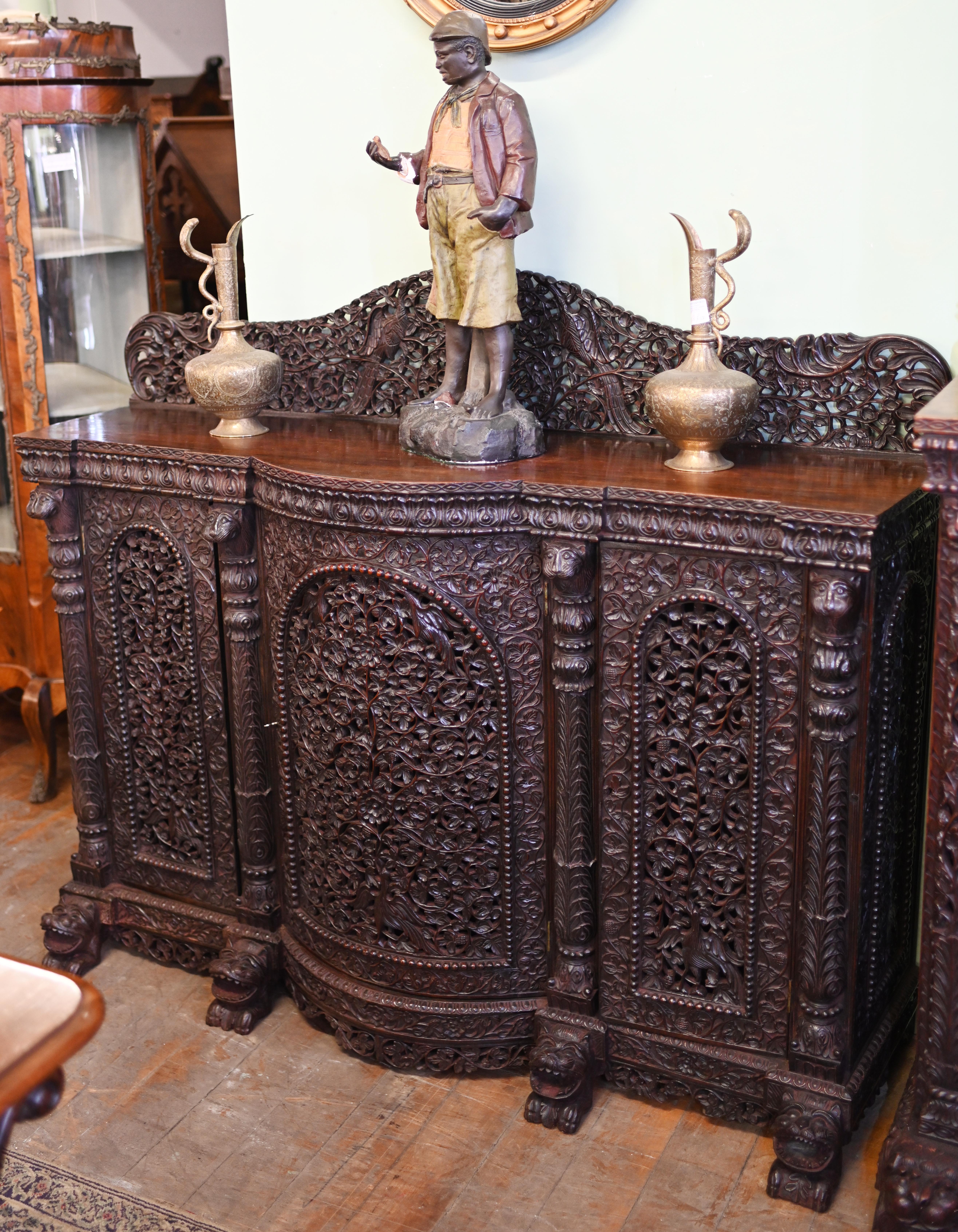 Sie sehen ein wunderschönes handgeschnitztes anglo-indisches Sideboard
Sehen Sie sich nur die handgeschnitzten Details an, die so kompliziert sind
Gute Größe mit viel Stauraum durch drei Türen
Einzigartige handgeschnitzte Kreaturfüße
CIRCA 1860 und