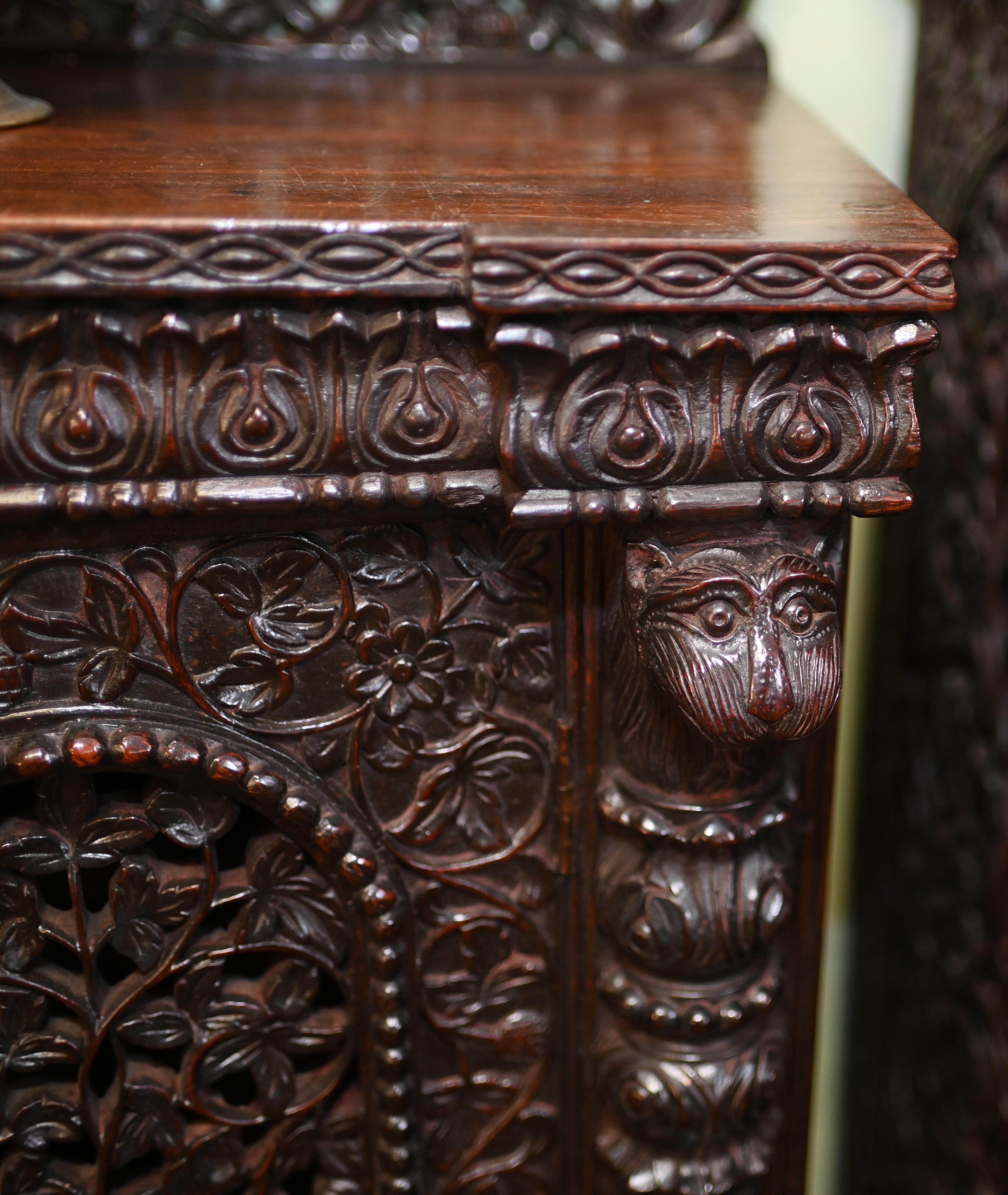 Anglo-indischer geschnitzter Sideboard-Schrank Padouk 1860 im Zustand „Gut“ im Angebot in Potters Bar, GB