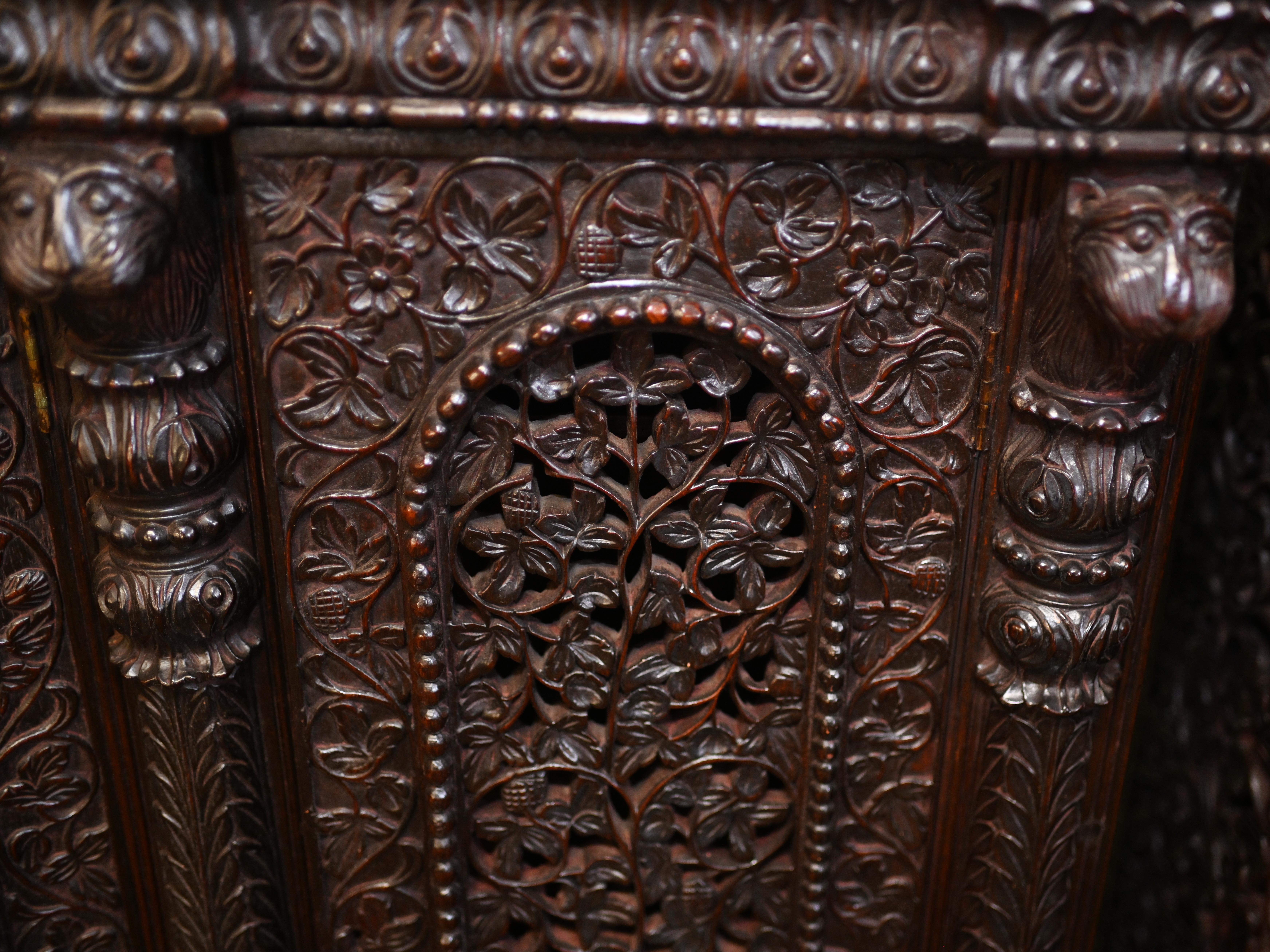 Anglo-indischer geschnitzter Sideboard-Schrank Padouk 1860 (Mittleres 19. Jahrhundert) im Angebot
