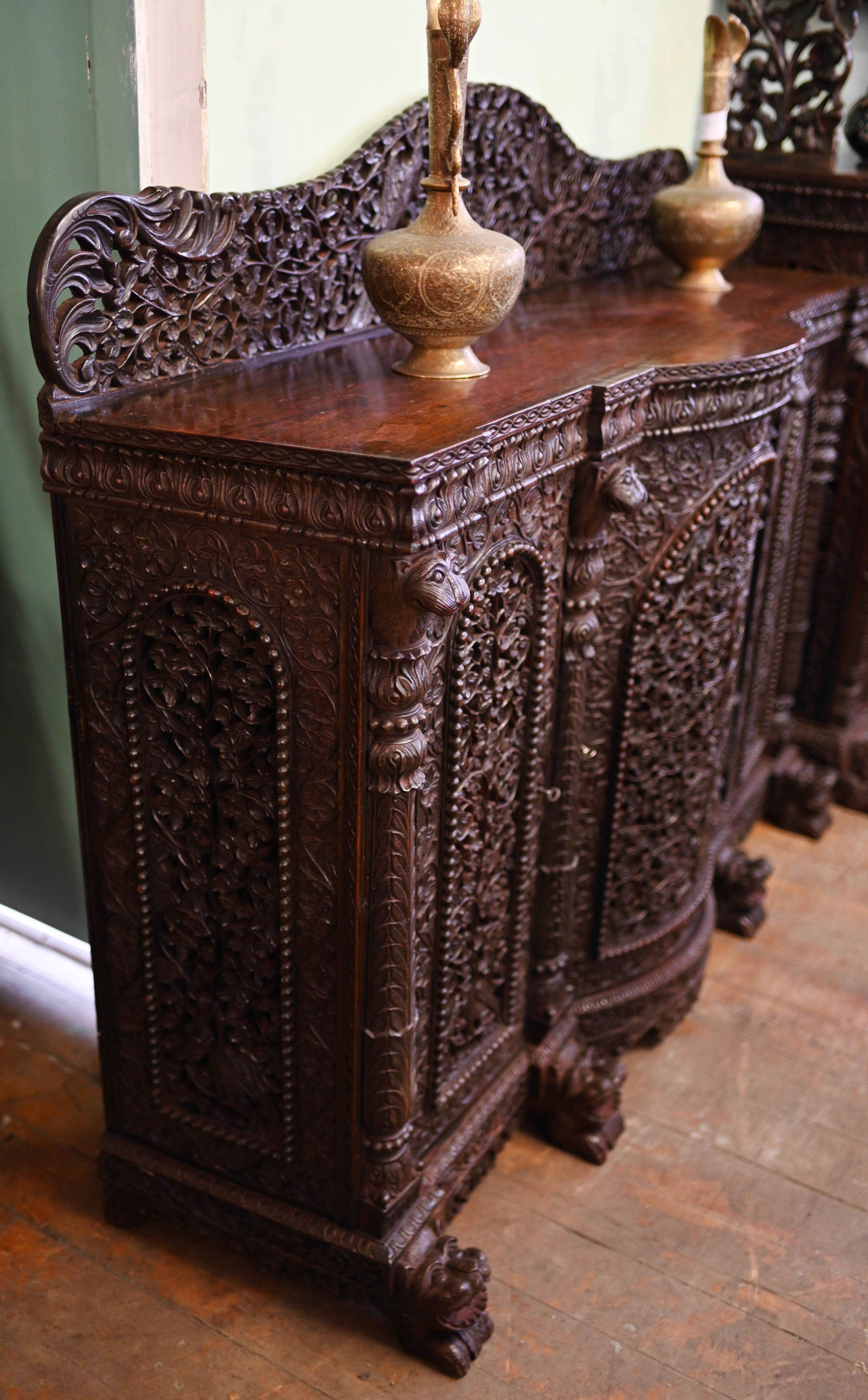 Anglo-indischer geschnitzter Sideboard-Schrank Padouk 1860 im Angebot 4