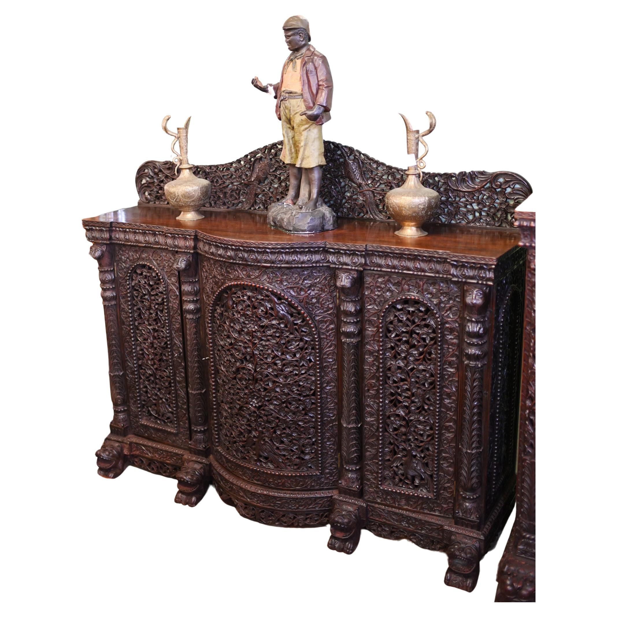 Armoire d'appoint sculptée anglo-indienne Padouk 1860