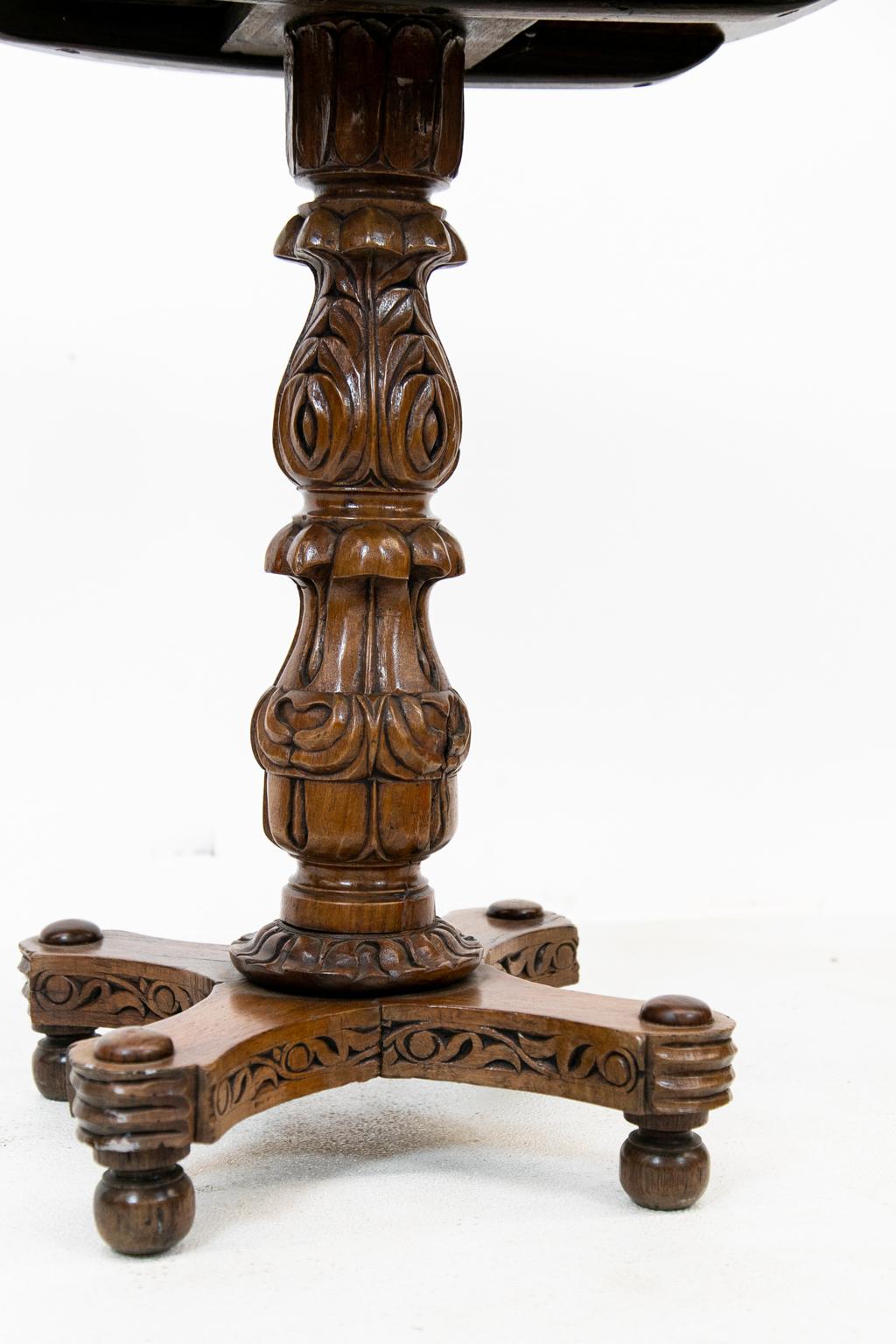 Table à plateau basculant sculptée par des Anglo-Indiens Bon état - En vente à Wilson, NC