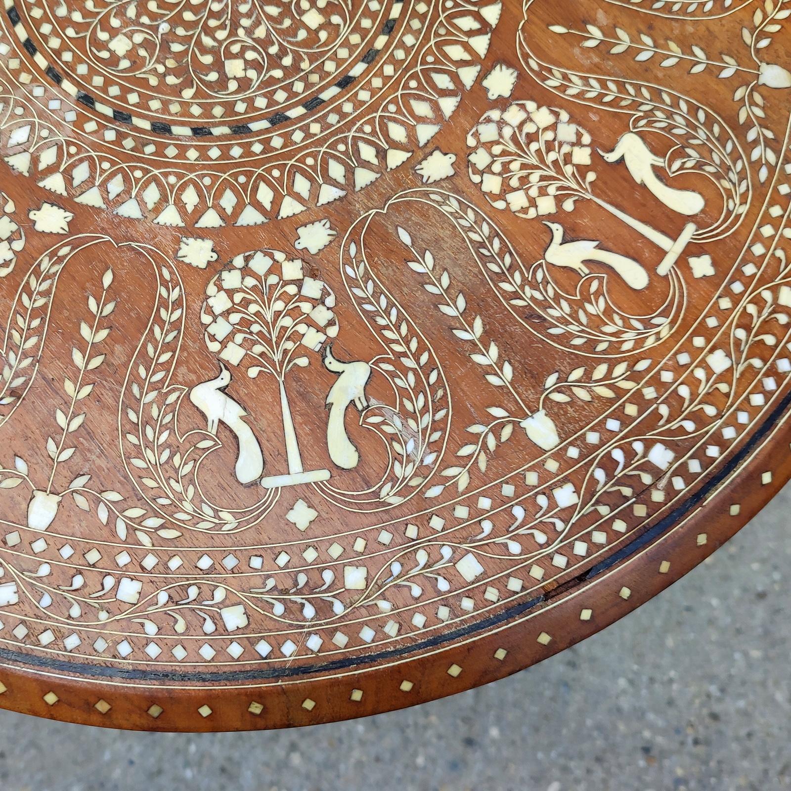 Anglo-indischer runder Tisch aus geschnitztem Holz und Intarsien mit Elefanten  (20. Jahrhundert) im Angebot