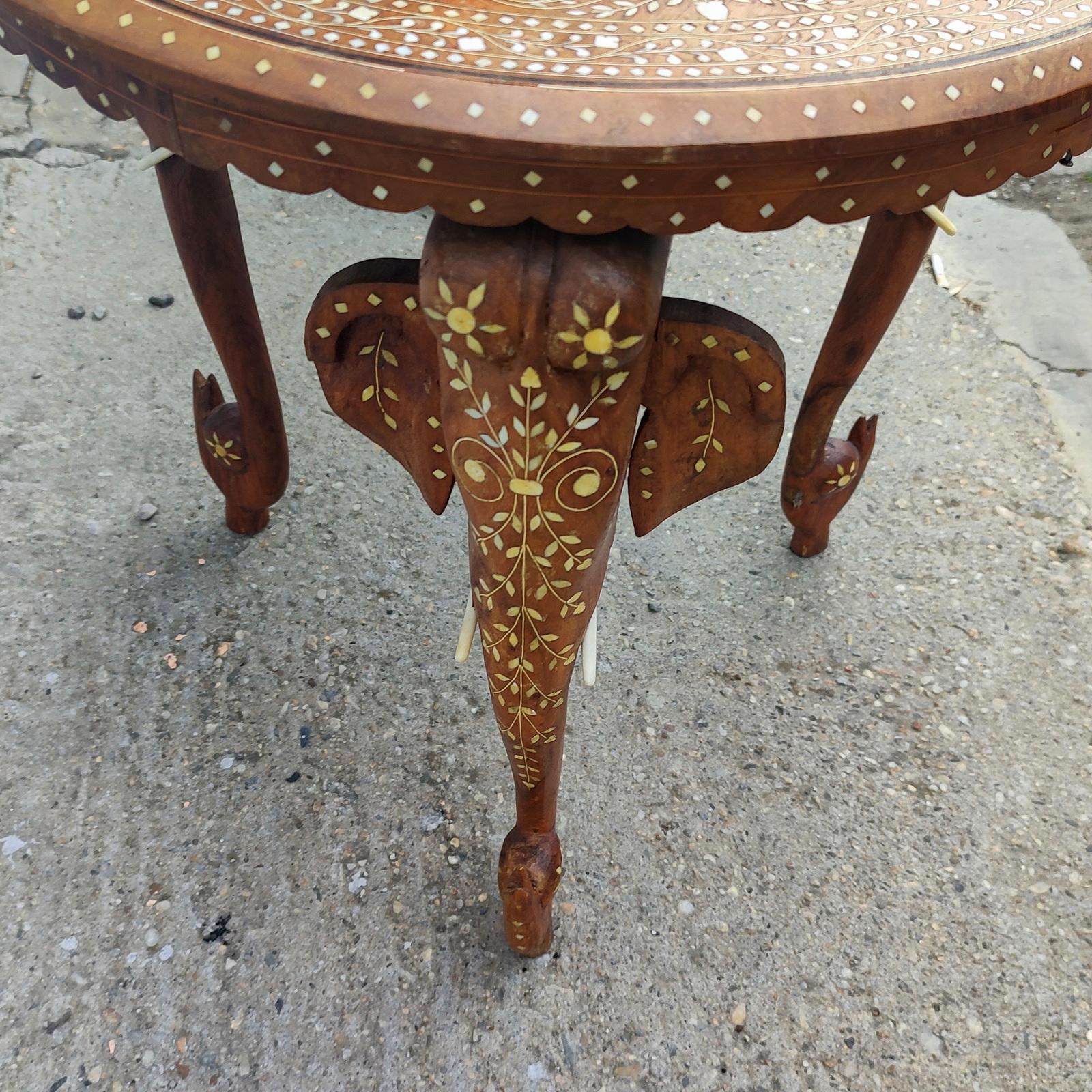 Anglo-indischer runder Tisch aus geschnitztem Holz und Intarsien mit Elefanten  im Angebot 1