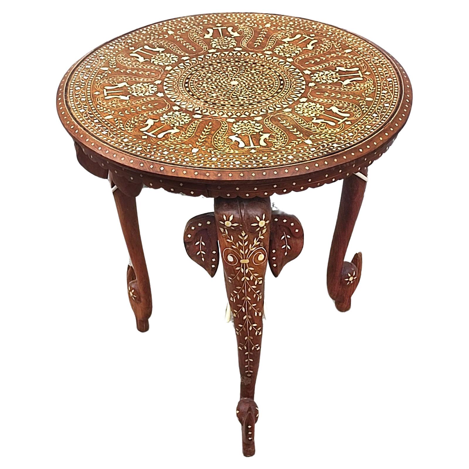 Anglo-indischer runder Tisch aus geschnitztem Holz und Intarsien mit Elefanten  im Angebot