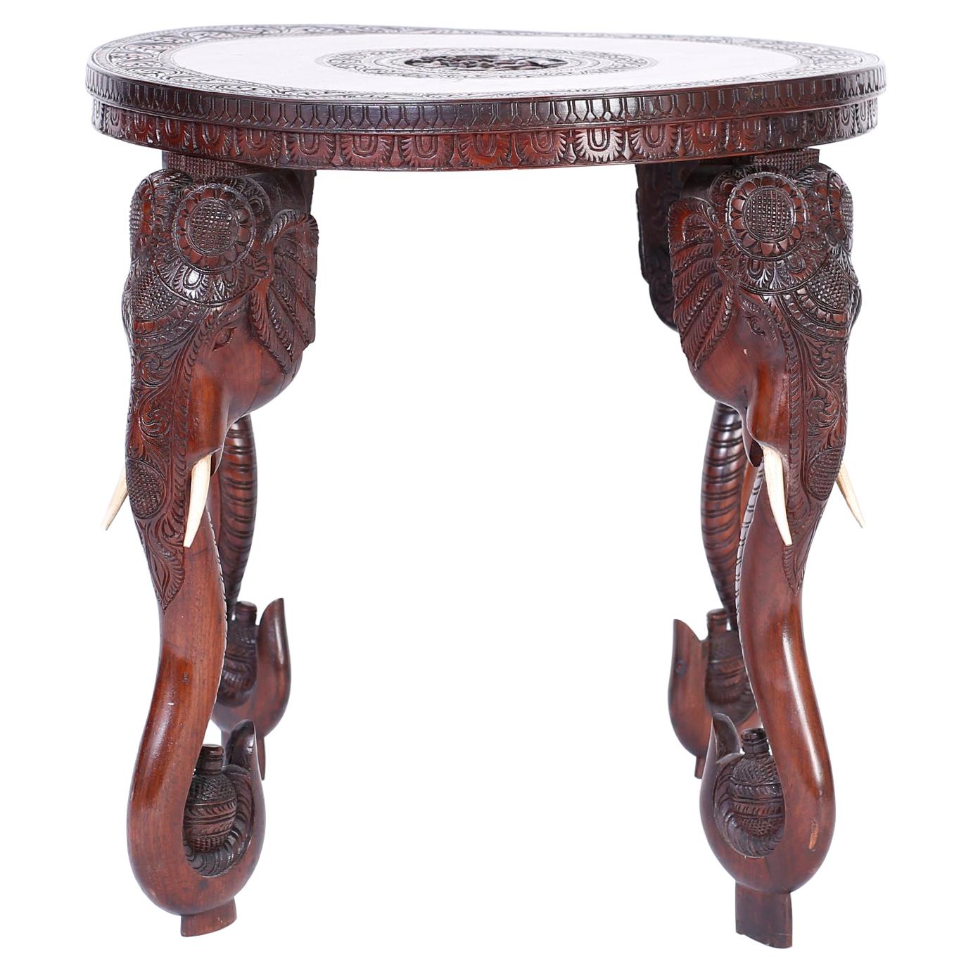 Table ronde anglo-indienne sculptée en bois avec éléphants