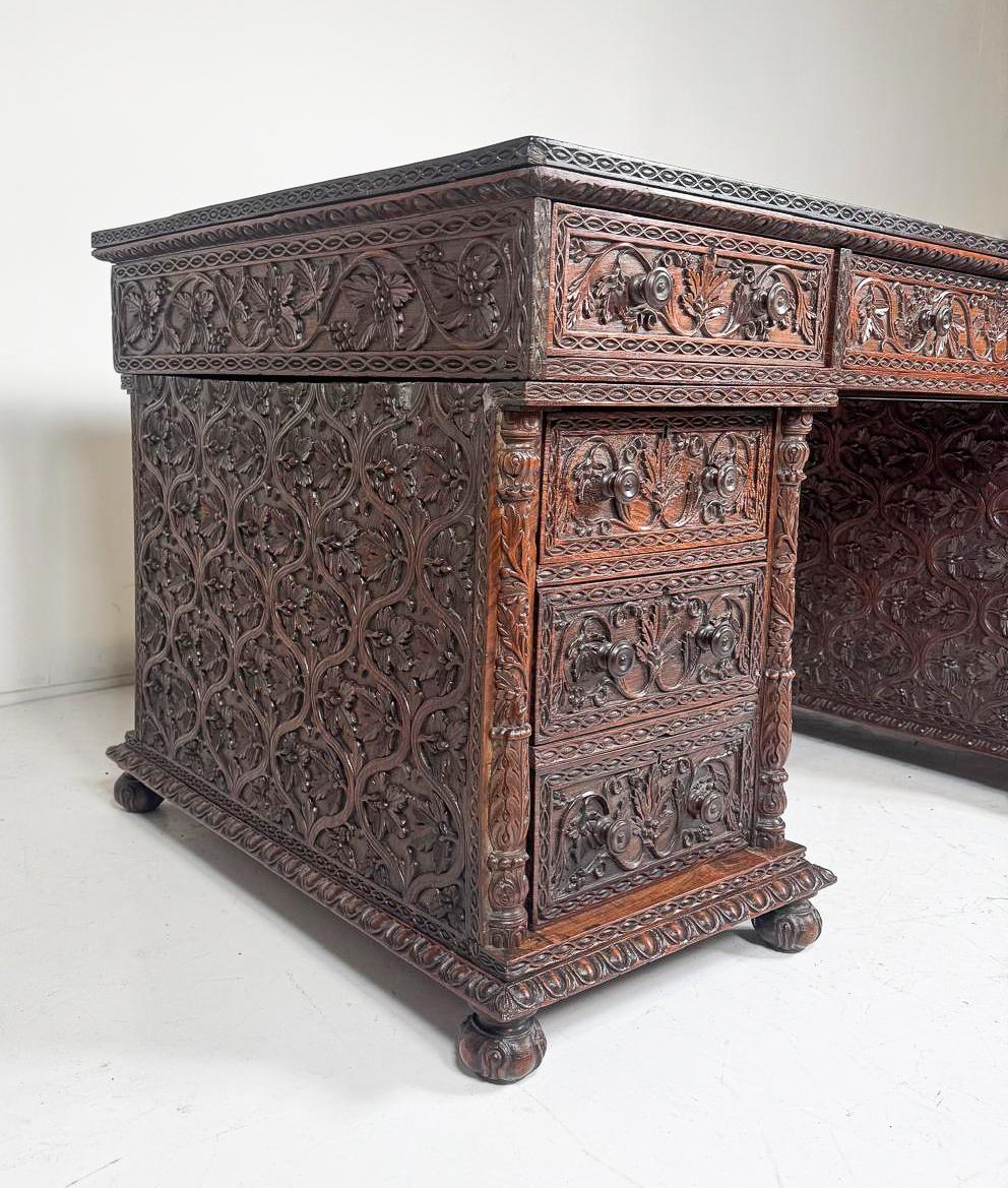 Anglo-indiano Scrivania anglo-indiana in legno intagliato in vendita