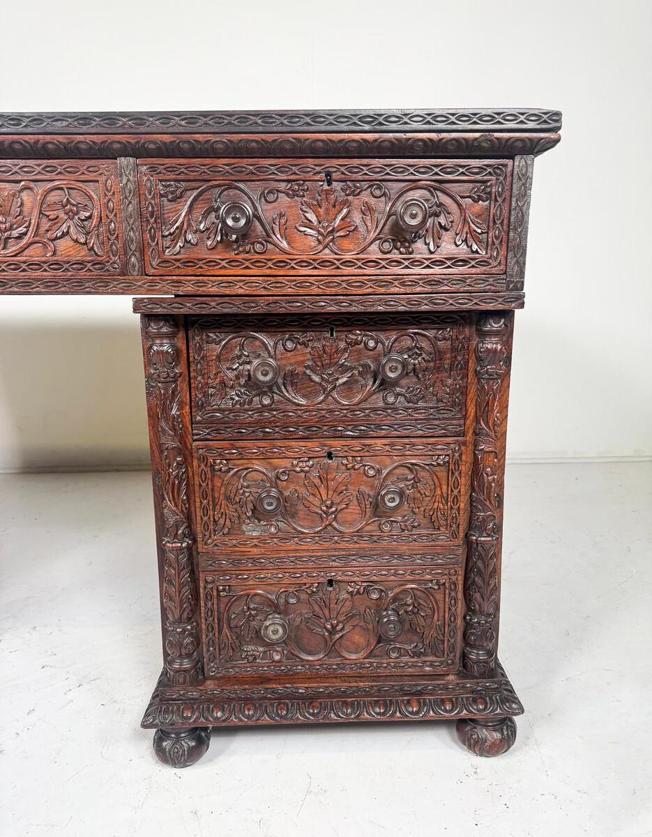 Europeo Scrivania anglo-indiana in legno intagliato in vendita