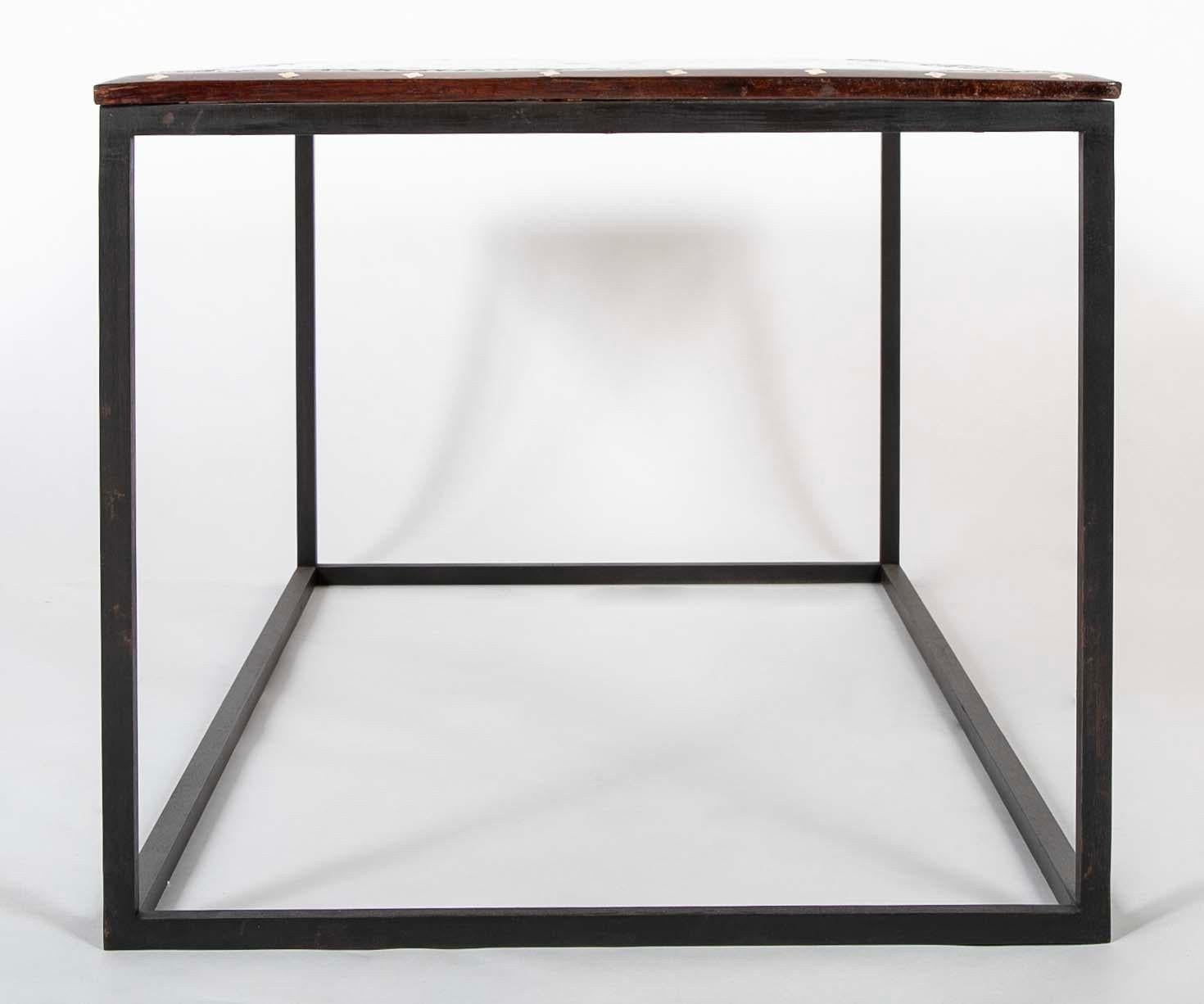 Table basse Anglo Indian Plateau en palissandre avec incrustation d'ébène et d'os Base en acier sur mesure en vente 3