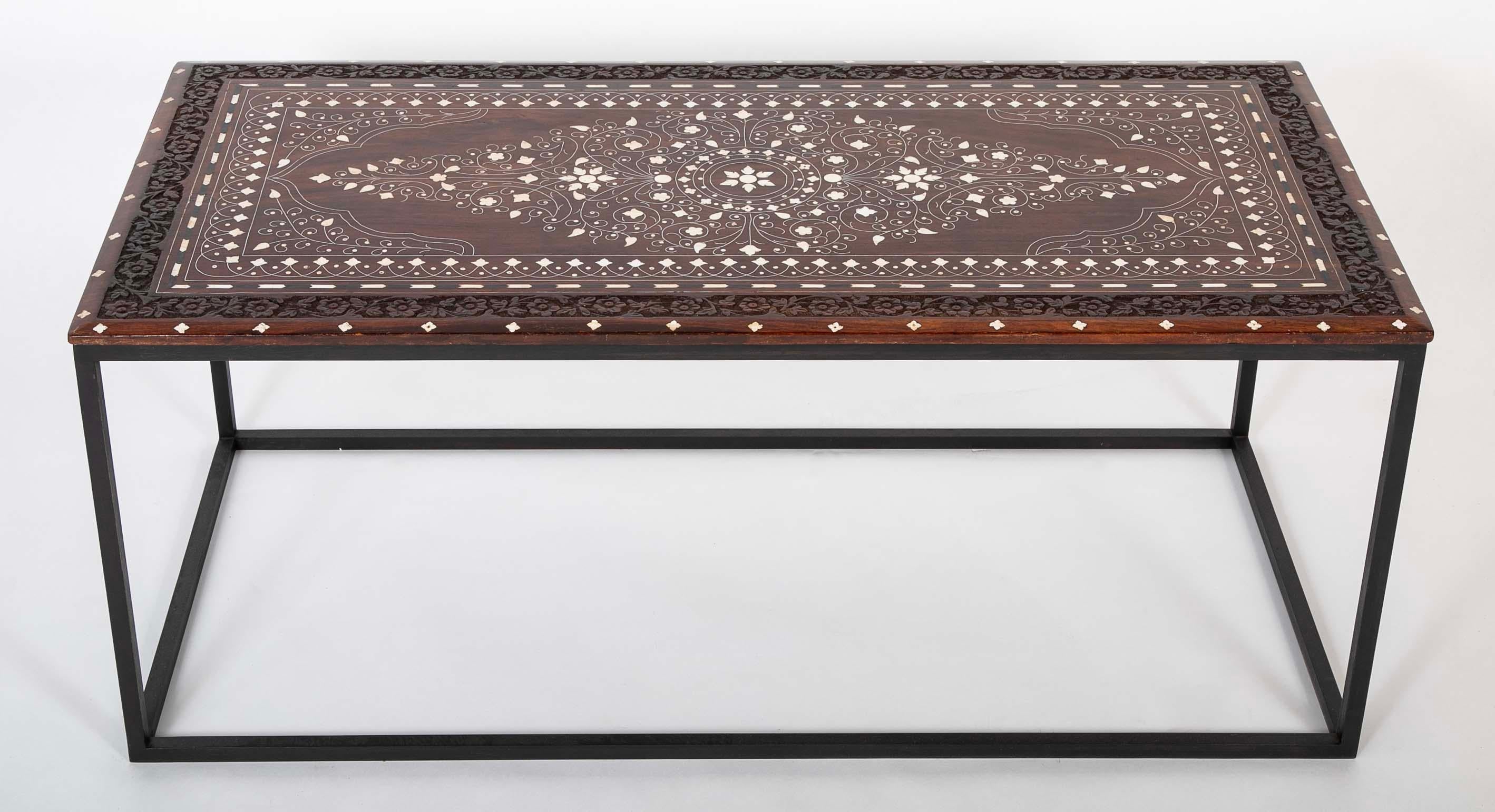 Table basse anglo-indienne, plateau en bois de rose avec incrustation d'ébène et d'os sur une base en acier sur mesure. Cette belle table basse est composée d'un plateau en palissandre marqueté anglo-indien datant de 1900, monté sur un piètement en