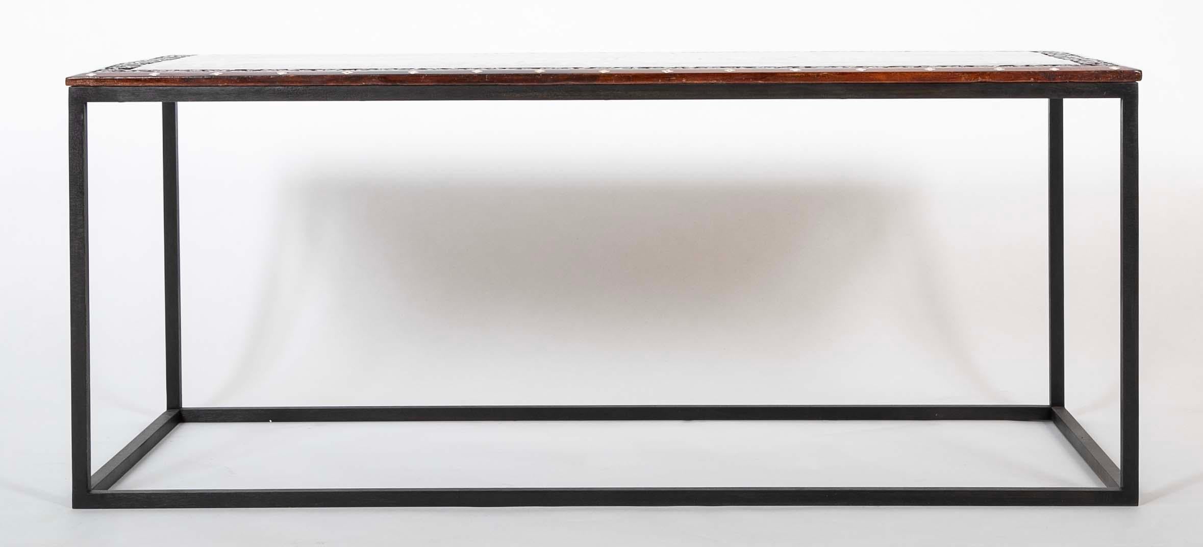 Anglo-indien Table basse Anglo Indian Plateau en palissandre avec incrustation d'ébène et d'os Base en acier sur mesure en vente