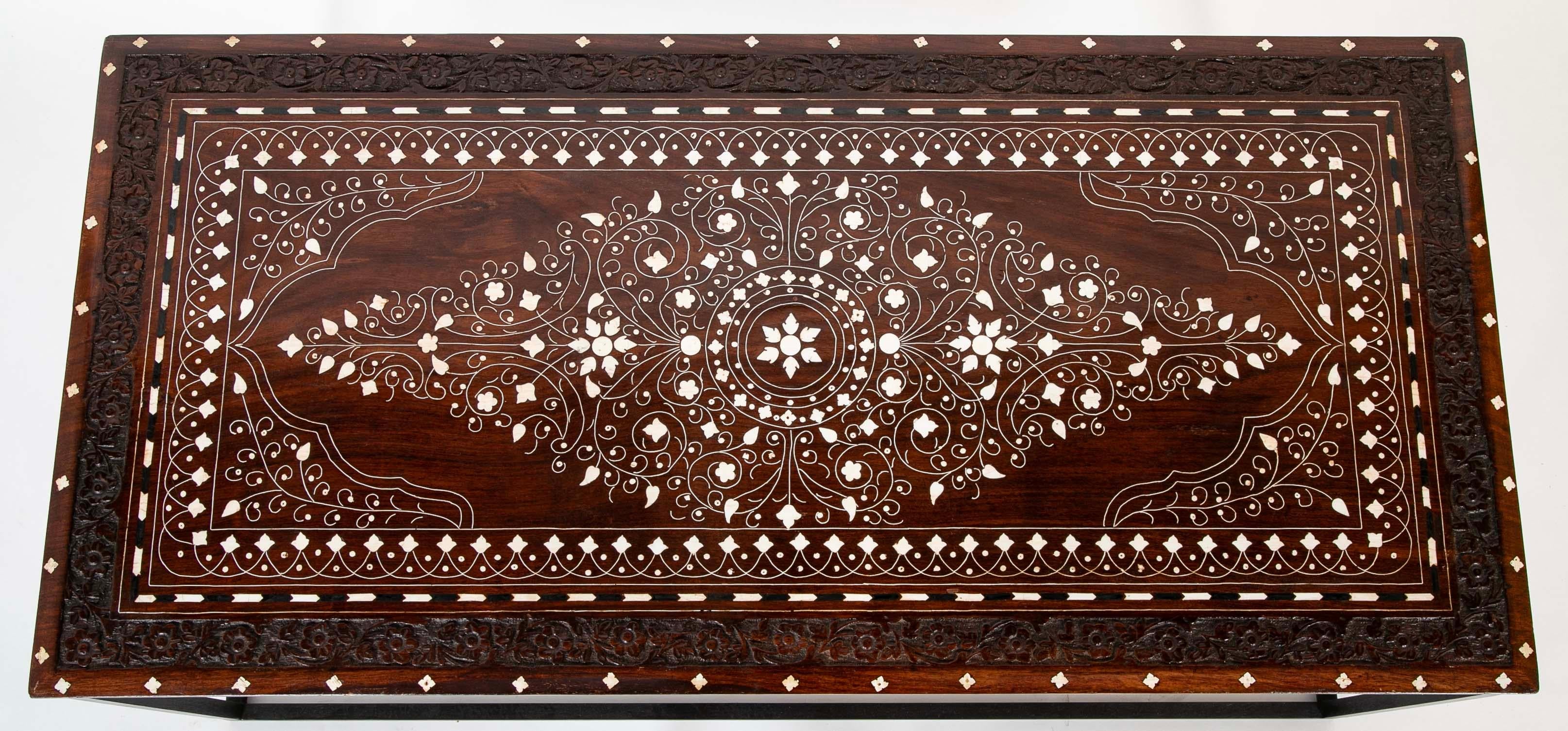 Indien Table basse Anglo Indian Plateau en palissandre avec incrustation d'ébène et d'os Base en acier sur mesure en vente