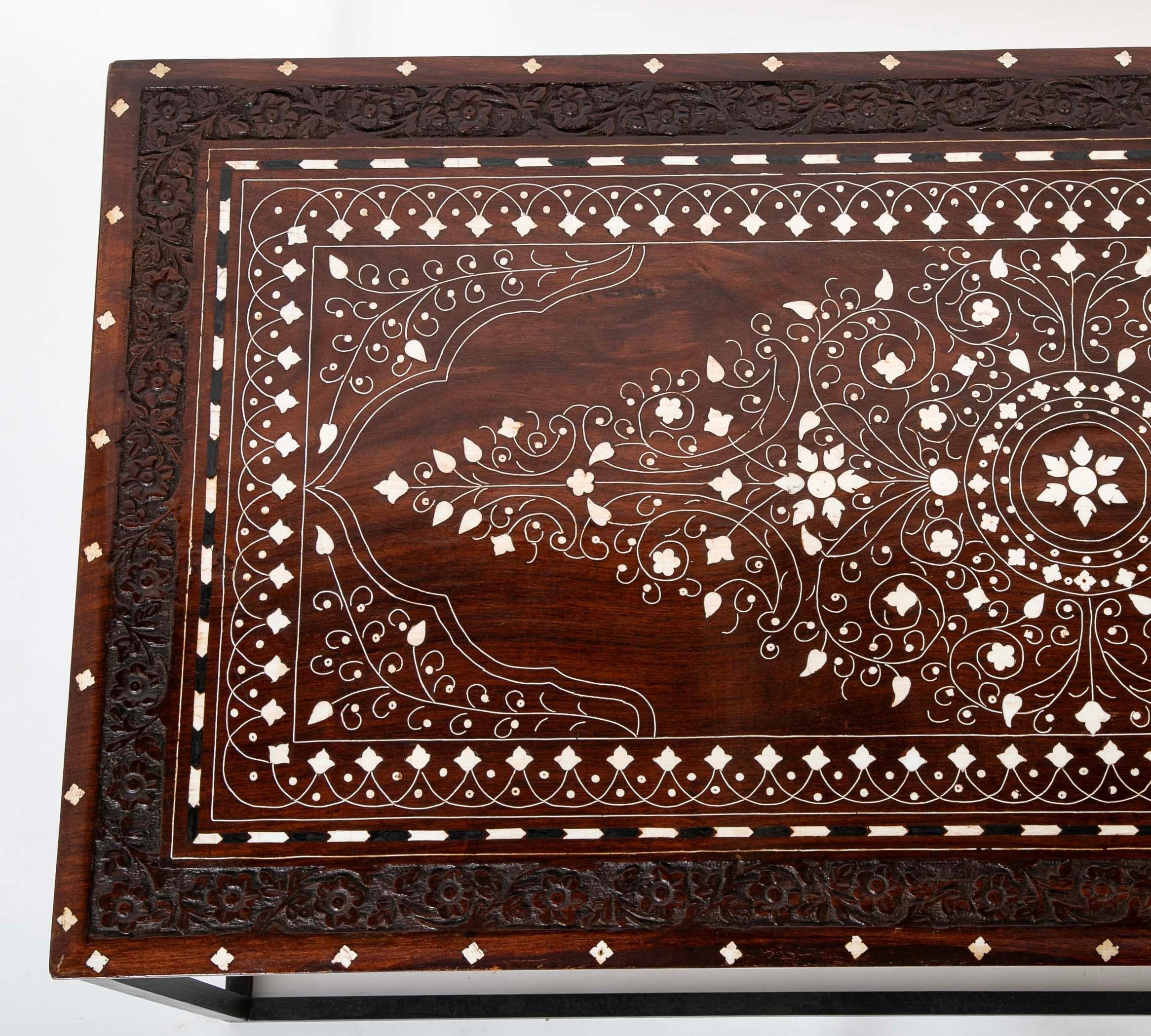 Sculpté à la main Table basse Anglo Indian Plateau en palissandre avec incrustation d'ébène et d'os Base en acier sur mesure en vente