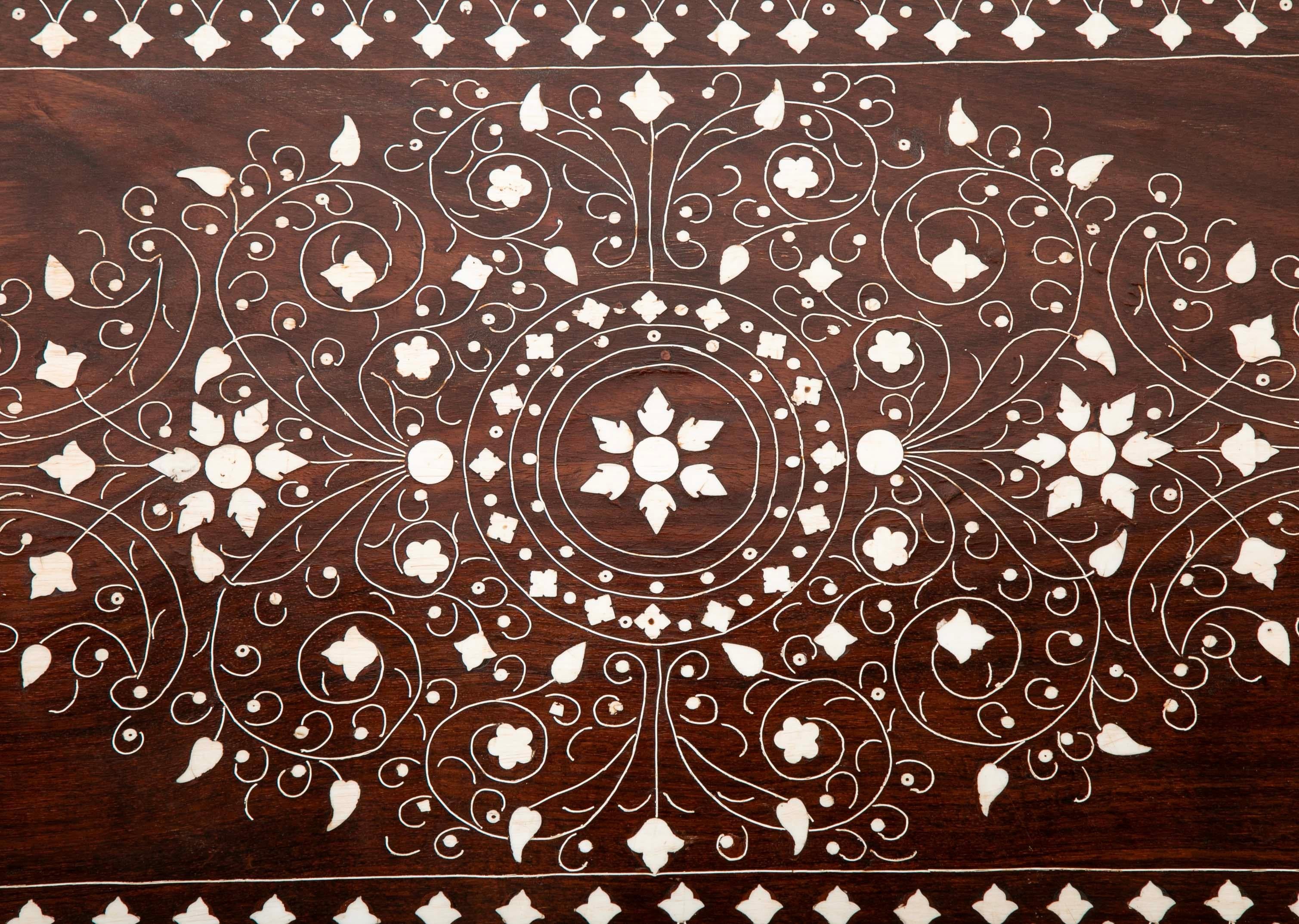 Table basse Anglo Indian Plateau en palissandre avec incrustation d'ébène et d'os Base en acier sur mesure Bon état - En vente à Stamford, CT