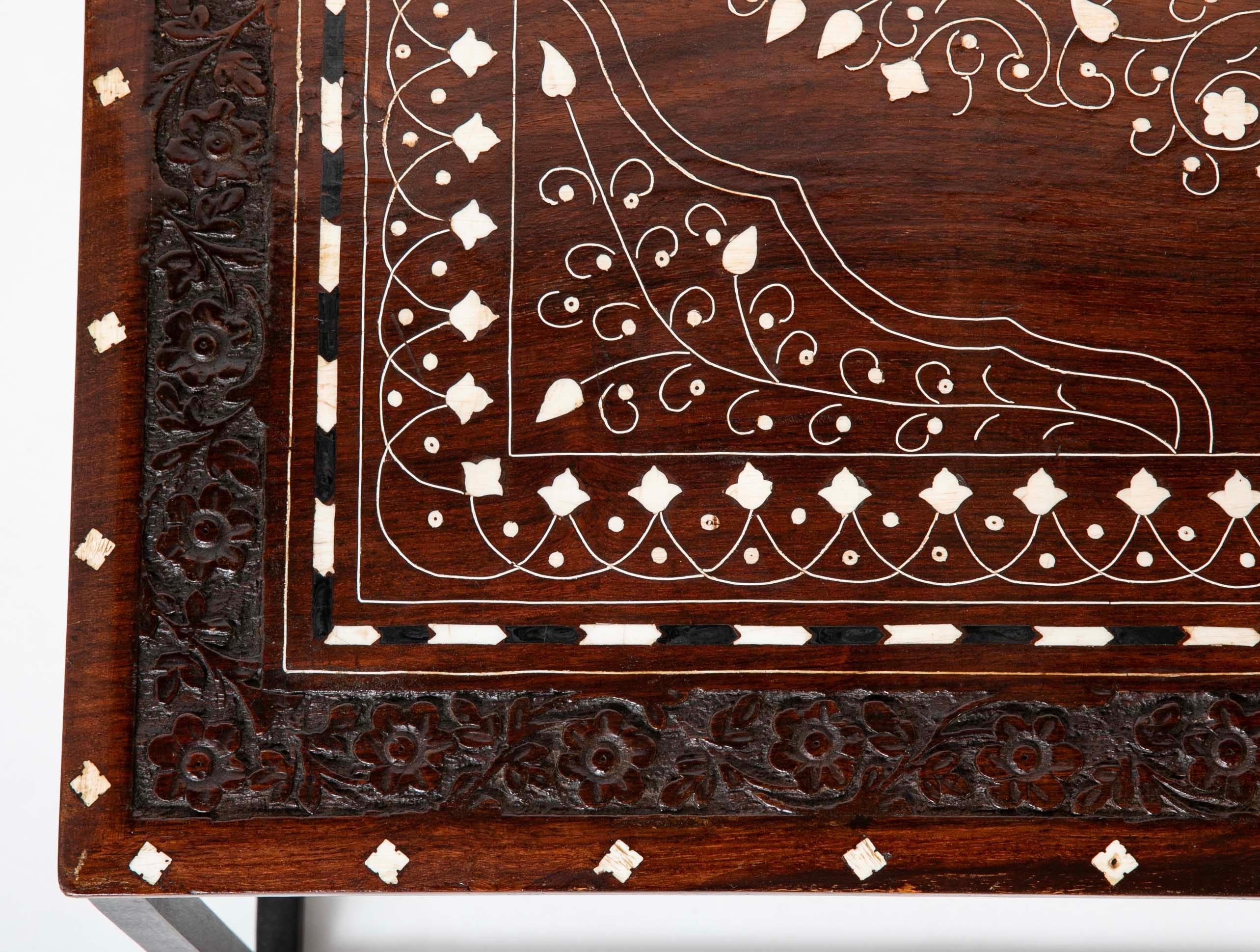 20ième siècle Table basse Anglo Indian Plateau en palissandre avec incrustation d'ébène et d'os Base en acier sur mesure en vente