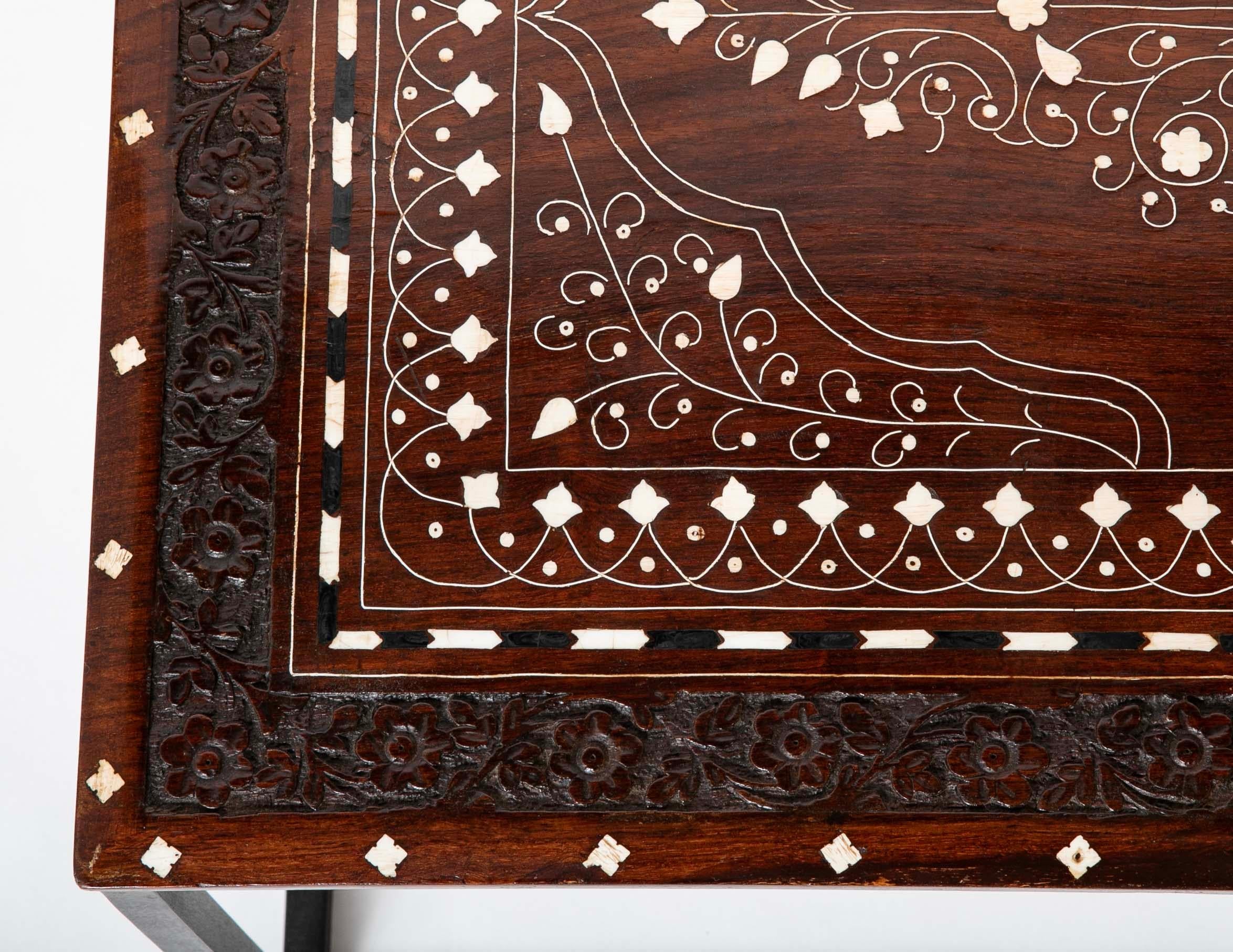 Acier Table basse Anglo Indian Plateau en palissandre avec incrustation d'ébène et d'os Base en acier sur mesure en vente