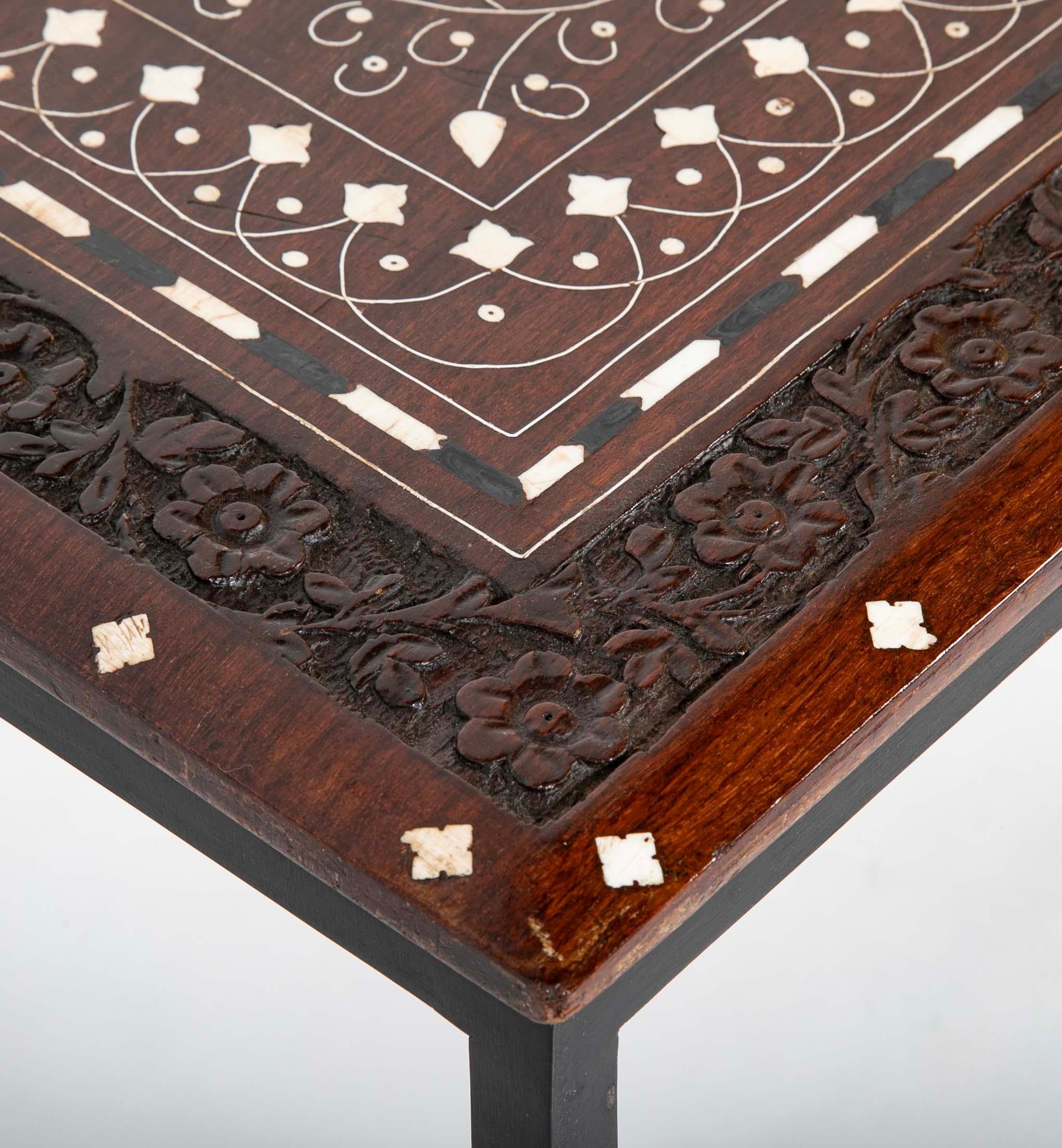 Table basse Anglo Indian Plateau en palissandre avec incrustation d'ébène et d'os Base en acier sur mesure en vente 1