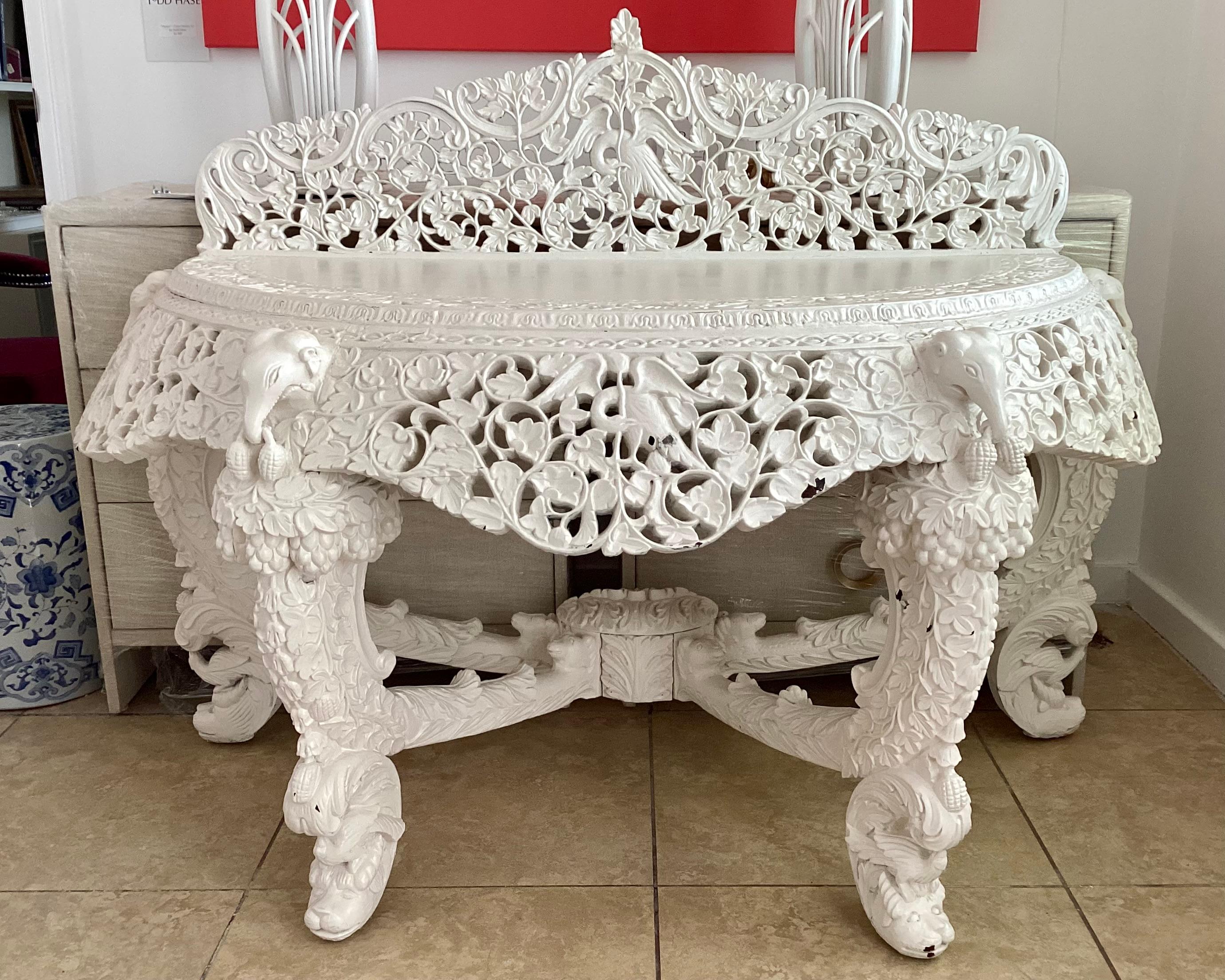 Table console anglo-indienne avec des sculptures très détaillées et complexes, fraîchement laquée en ivoire. Il y a des sculptures sur la plupart de la table, à l'exception de la surface. Ajoutez du style à votre maison. 