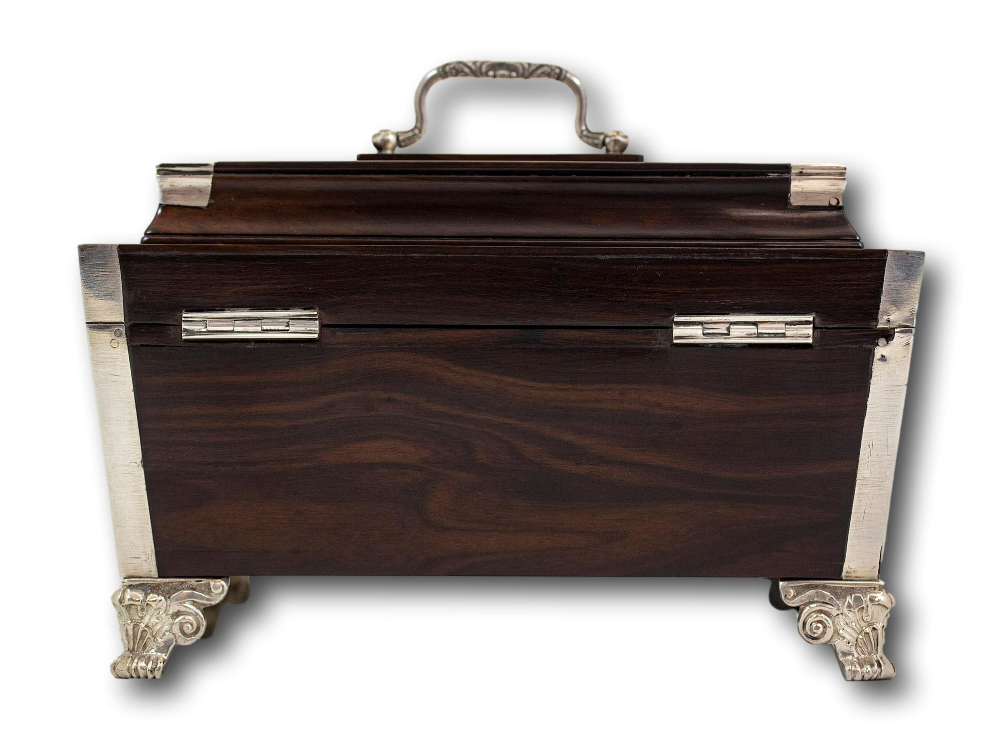 Montado con plata 

De nuestra colección de Costureros, nos complace ofrecerte este Costurero Coromandel macizo de plata e indio anglosajón. El Costurero, con forma de sarcófago de coromandel labrado y montura de plata, se apoyaba sobre cuatro patas