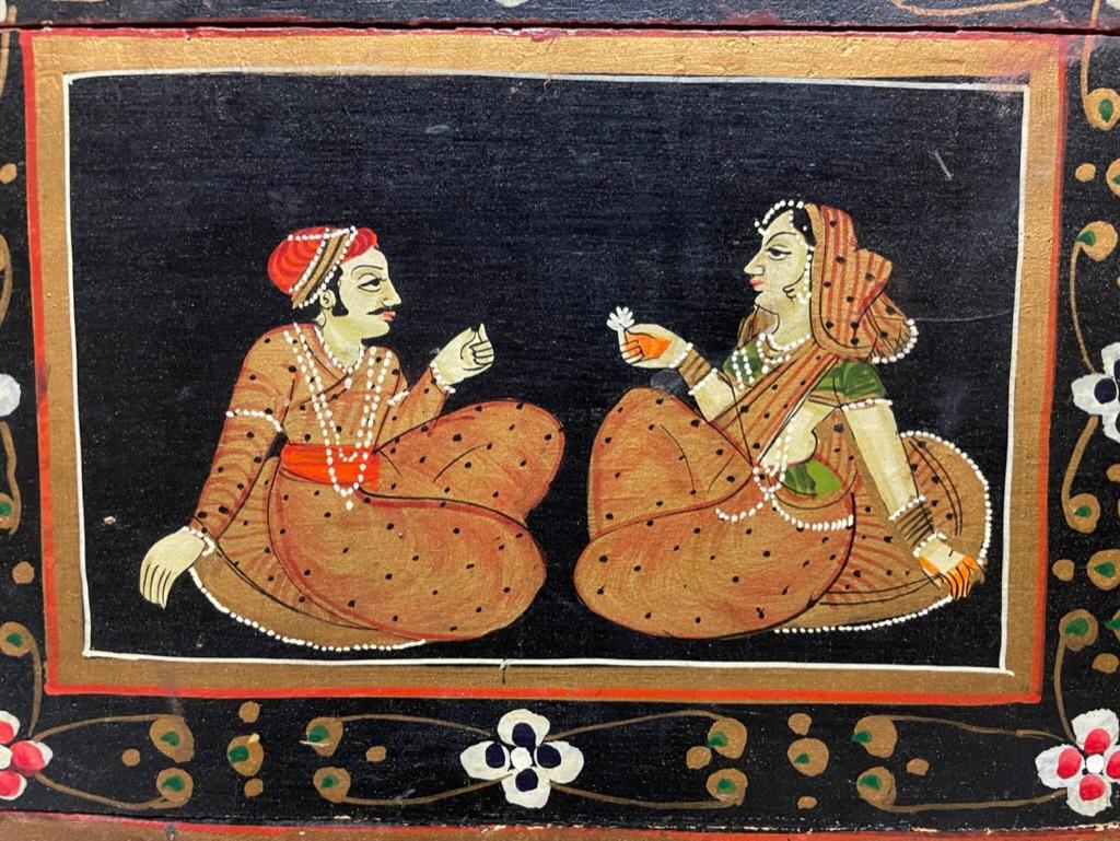 Boîte décorative anglo-indienne avec figures de danseurs peintes en vente 2