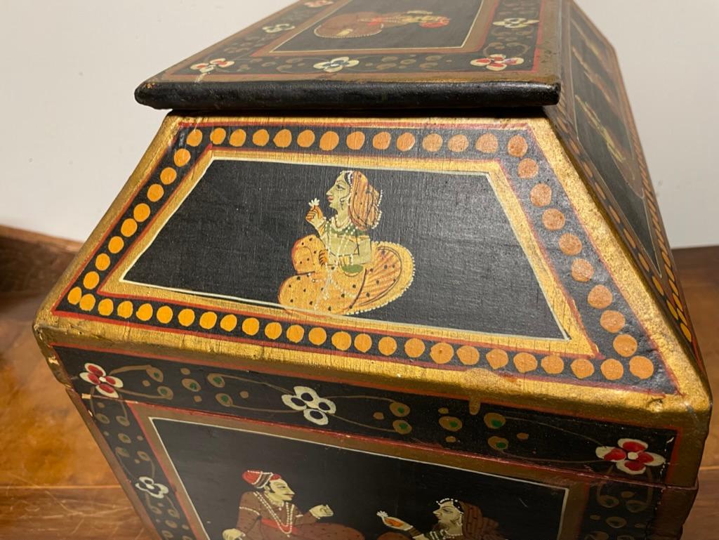 Boîte décorative anglo-indienne avec figures de danseurs peintes en vente 3