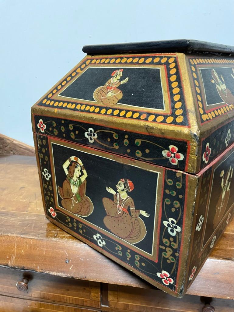 Anglo Indian Decorative Box with Painted Figures of Dancers For Sale 5