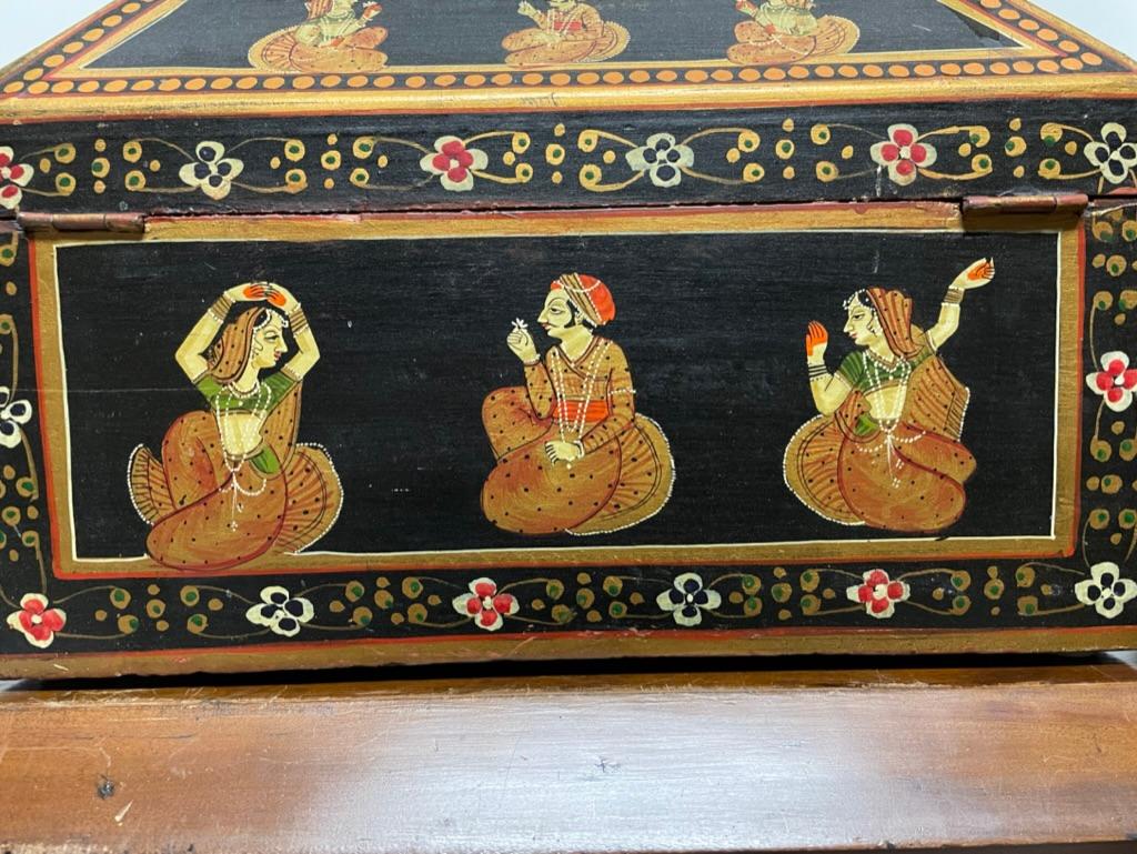 Boîte décorative anglo-indienne avec figures de danseurs peintes en vente 5