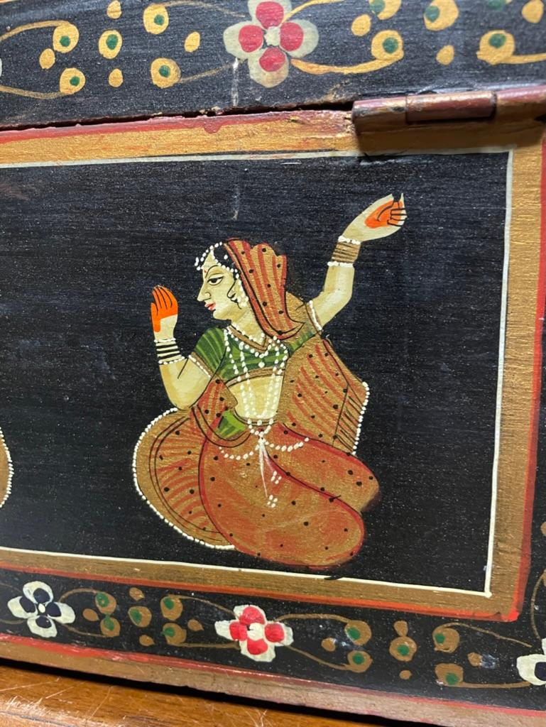 Boîte décorative anglo-indienne avec figures de danseurs peintes en vente 6